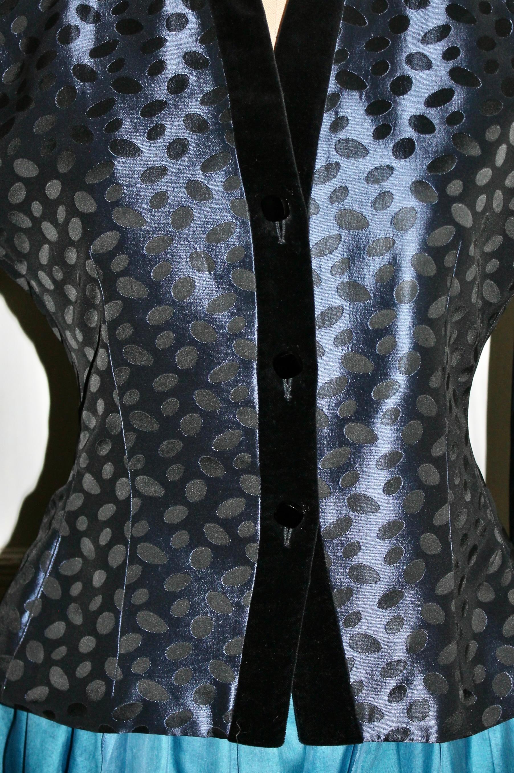 Blaue Satinjacke von Guy Laroche Boutique, Paris im Zustand „Hervorragend“ im Angebot in Sharon, CT