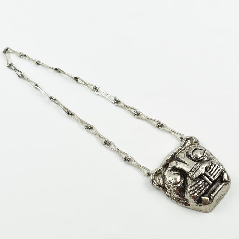 Guy Laroche Chrome Lion Medallion Necklace In Excellent Condition For Sale In Atlanta, GA