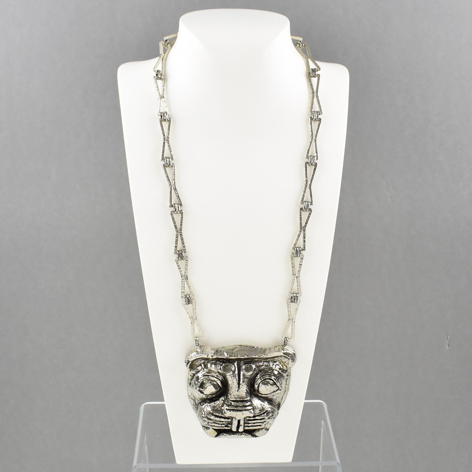 Moderniste Guy Laroche, collier médaillon lion en résine chromée en vente