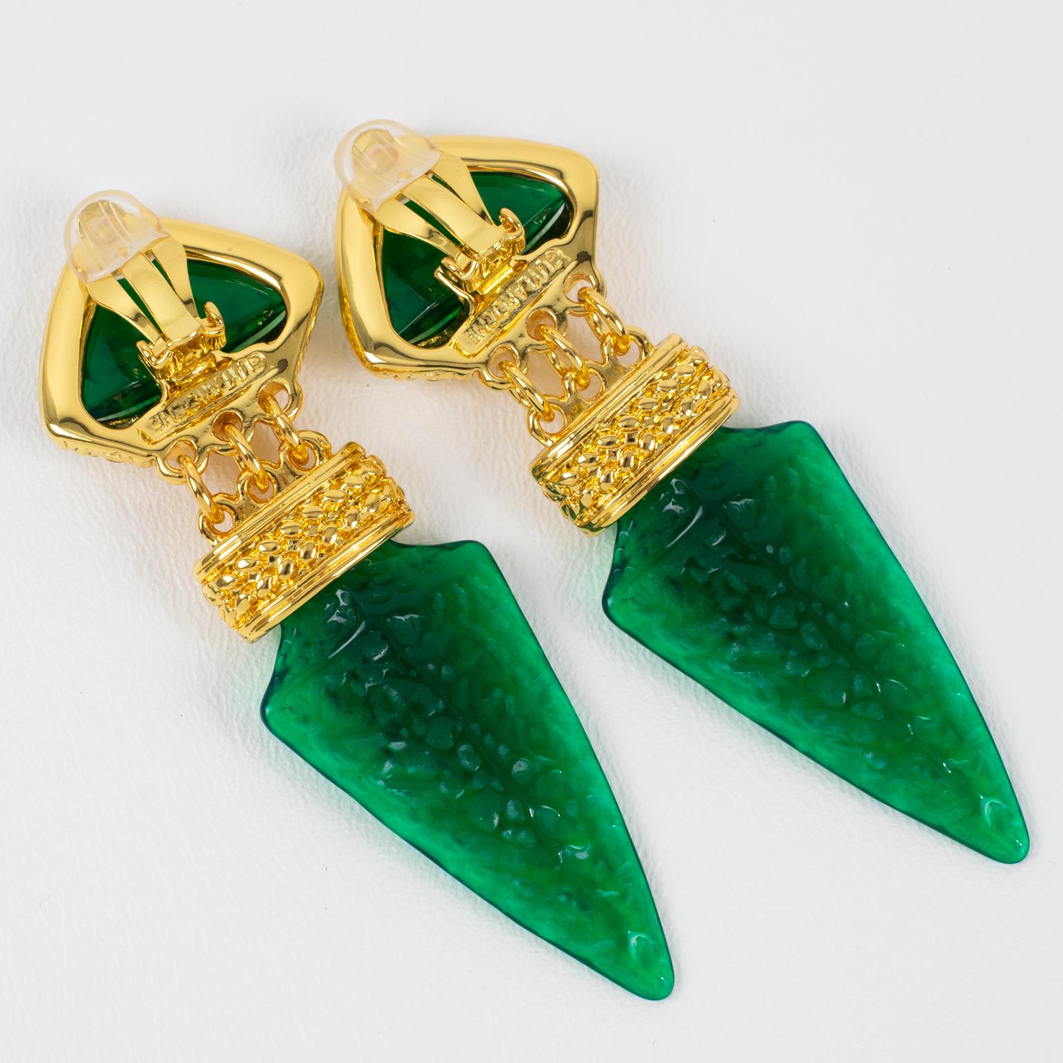 Guy Laroche Dangle Gilt Metal Clip Earrings with Emerald Green Resin In Excellent Condition In Atlanta, GA