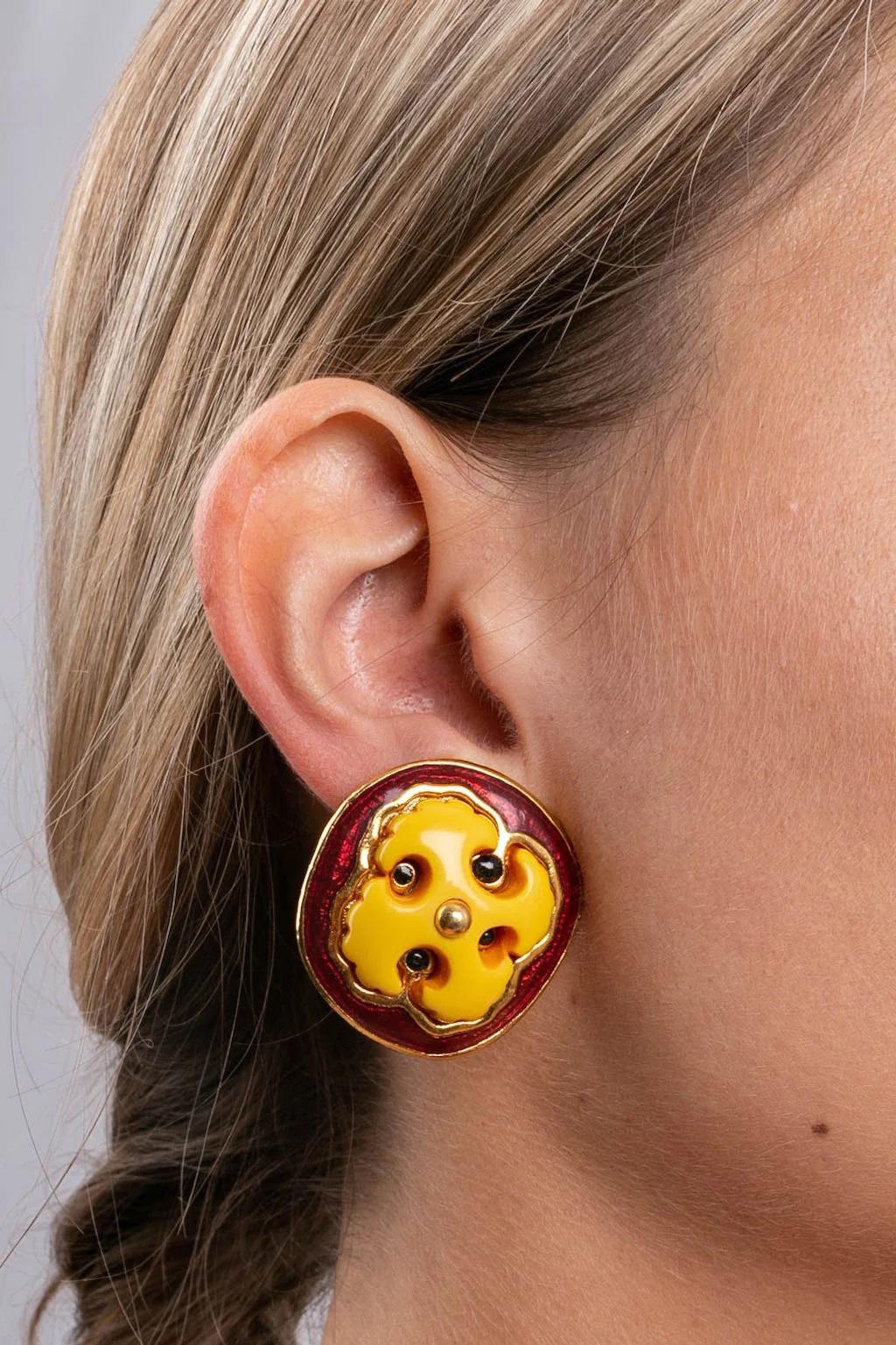Guy Laroche - Gilded metal and resin clip-on earrings.

Additional information:
Dimensions: 
3.2 W x 3.2 H cm (1.25