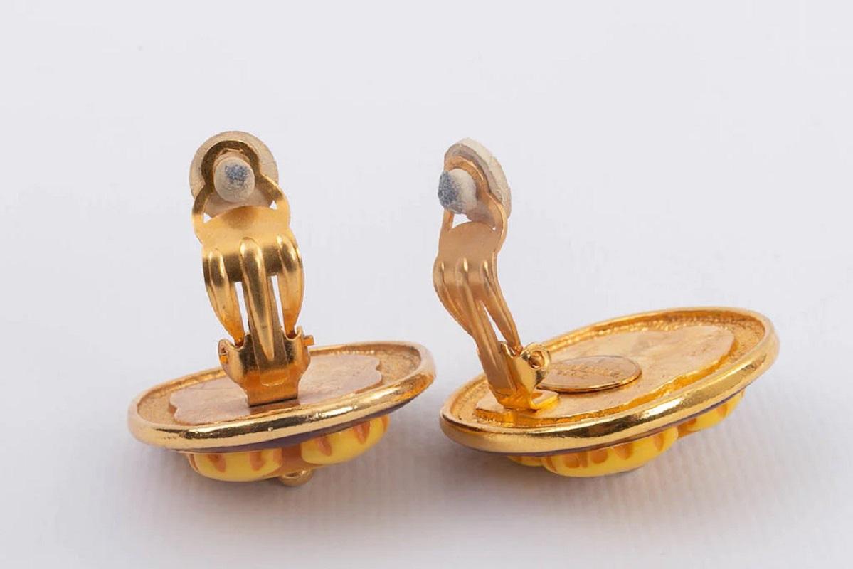 Guy Laroche Boucles d'oreilles à clip en métal doré et résine Pour femmes en vente