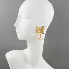 Vergoldete Schmetterlings-Clip-Ohrringe aus Metall mit rosa Perle von Guy Laroche