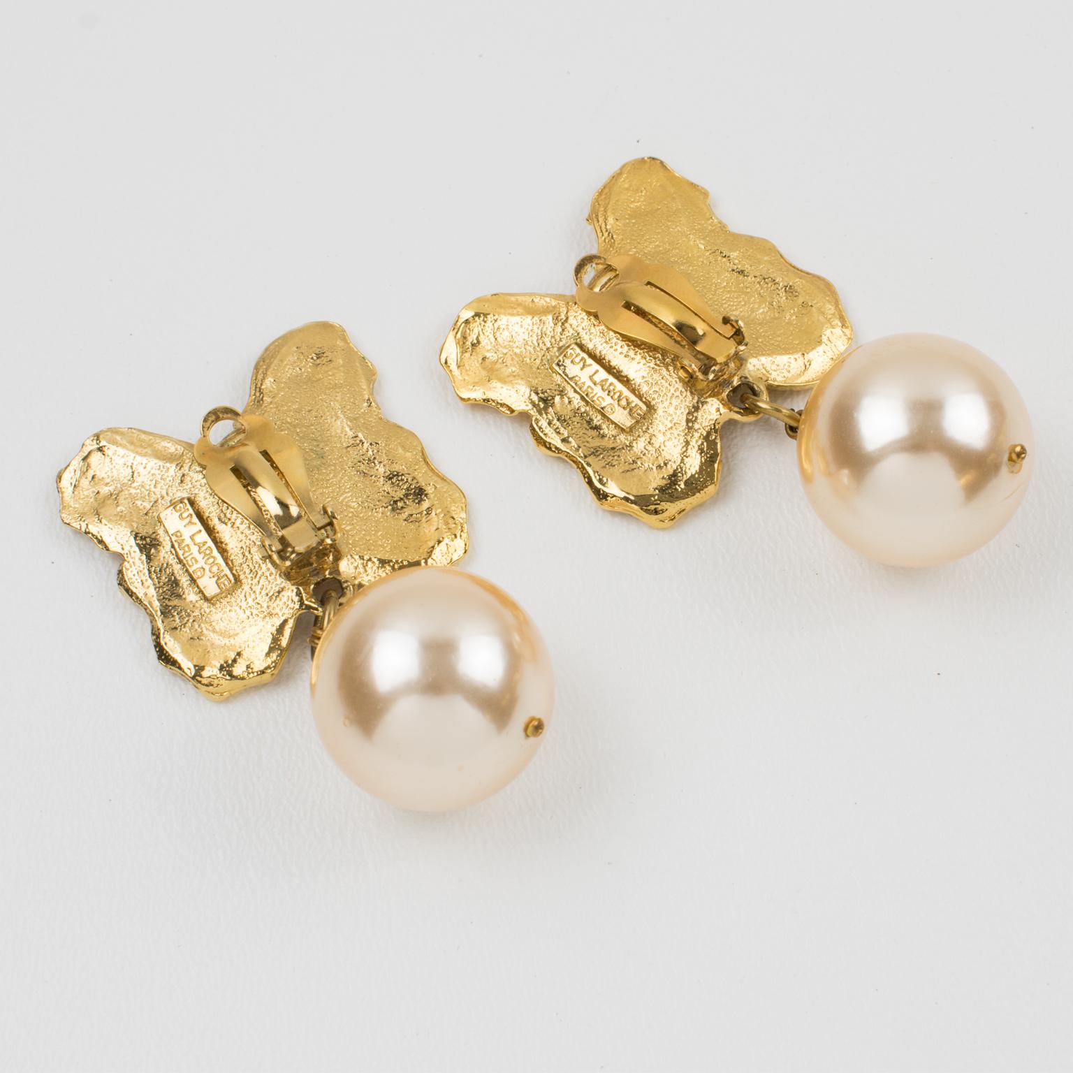 Guy Laroche Gilded Metal Butterfly Clip Earrings with Pink Pearl In Excellent Condition For Sale In Atlanta, GA