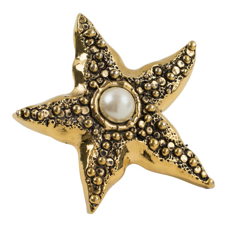 Guy Laroche Broche étoile de mer en métal doré et perles En vente sur  1stDibs