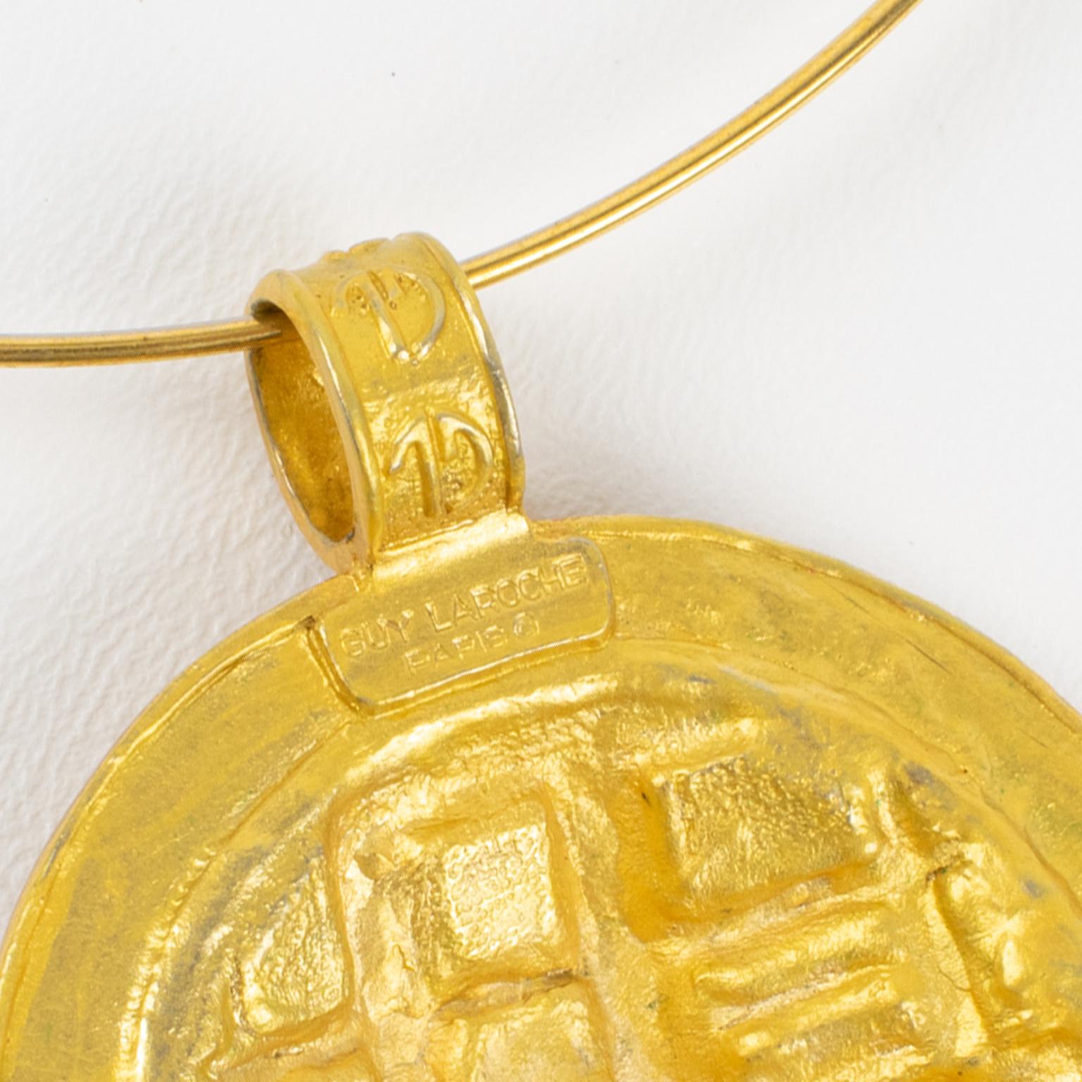 Collana con collare rigido in metallo dorato di Guy Laroche in vendita 4