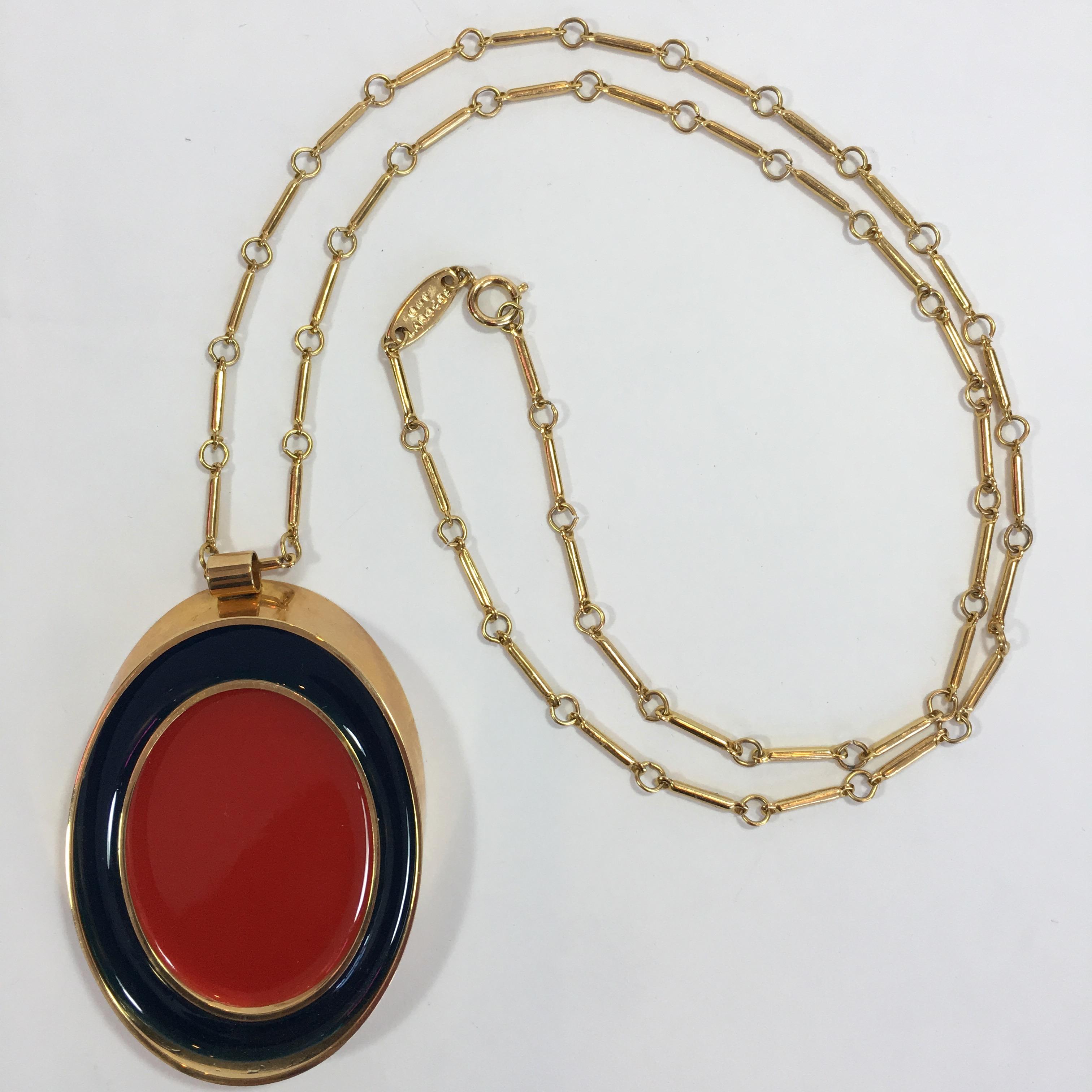 Goldfarbene Halskette mit rotem + marineblauem emailliertem ovalem Anhänger von Guy Laroche im Zustand „Gut“ im Angebot in Los Angeles, CA