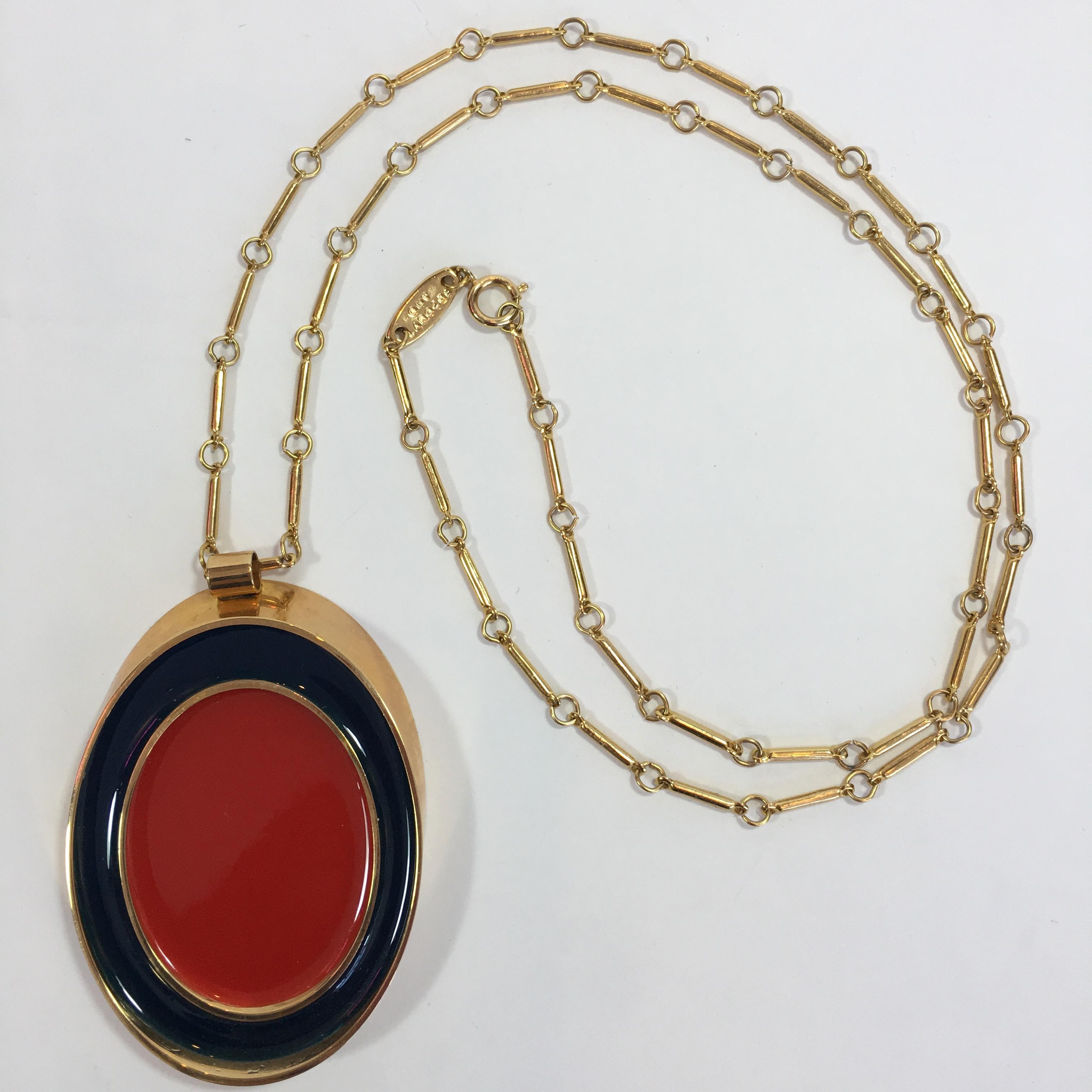Guy Laroche Collana in tonalità oro con ciondolo ovale placcato in smalto rosso e navy In condizioni buone in vendita a Los Angeles, CA