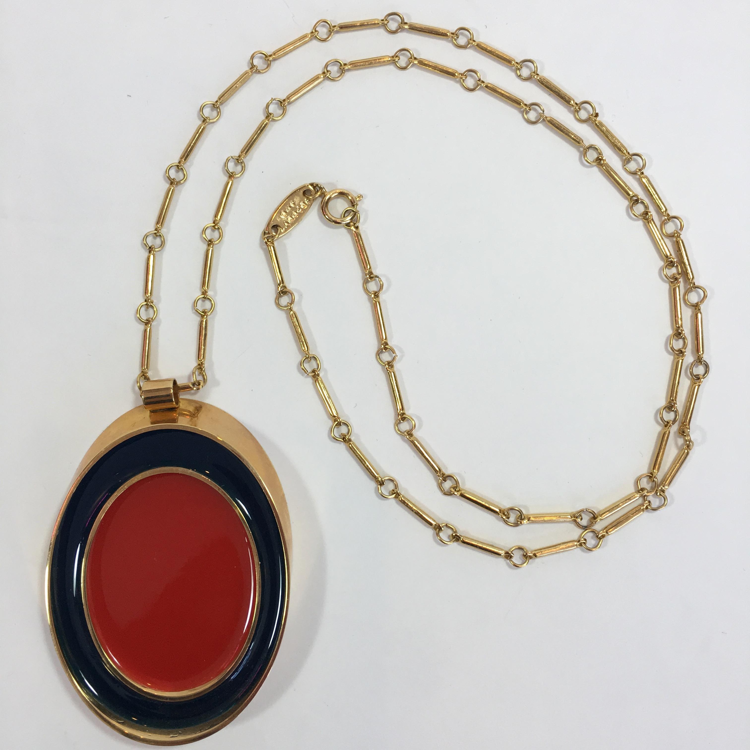 Guy Laroche Collier de couleur or avec pendentif ovale plaqué émail rouge et bleu marine Bon état - En vente à Los Angeles, CA