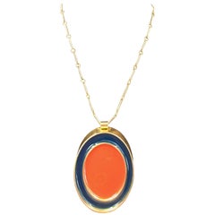 Goldfarbene Halskette mit rotem + marineblauem emailliertem ovalem Anhänger von Guy Laroche