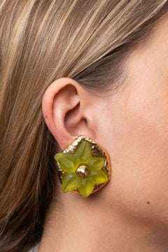 Orecchini a clip in metallo dorato con resina gialla di Guy Laroche