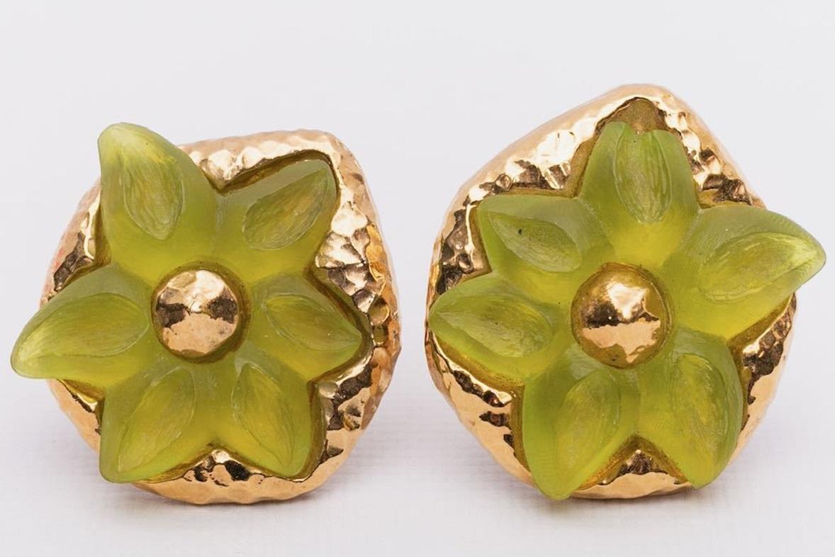 Guy Laroche Golden Metal Clip-on Earrings with Yellow Resin In Excellent Condition For Sale In SAINT-OUEN-SUR-SEINE, FR