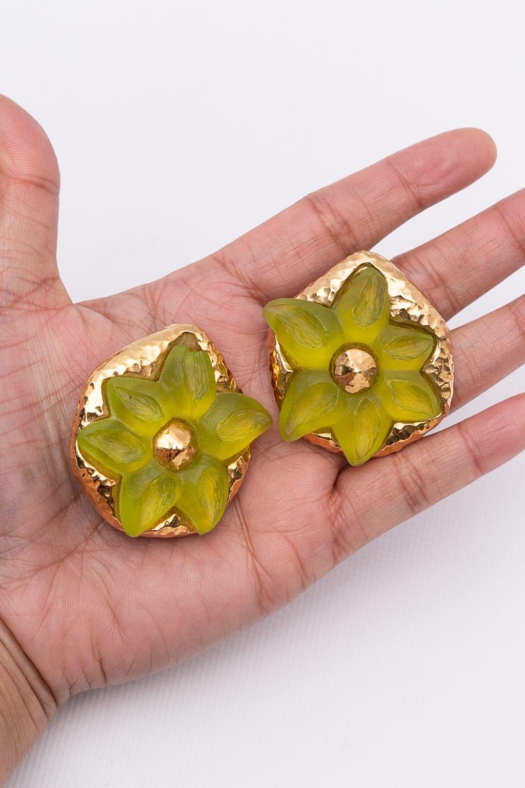 Guy Laroche Golden Metal Clip-on Earrings with Yellow Resin For Sale 2