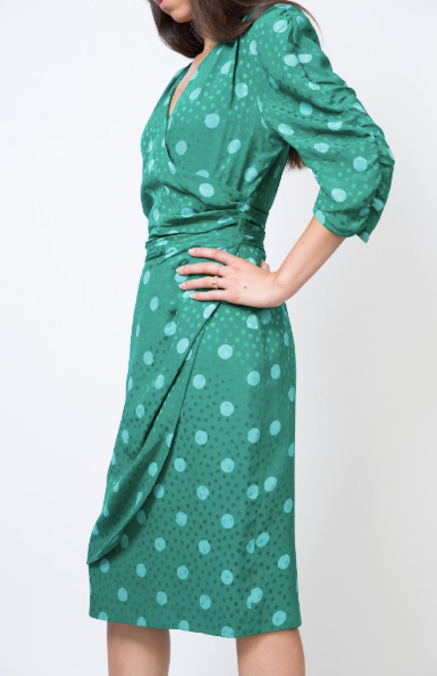 Guy Laroche green silk dress featuring a wrap effect, a jacquard ground with a dot print, 3/4 sleeve length. 
Composition: 100% Silk 
Circa 1980s
Estimated size 38fr/US6 /UK10
In good vintage condition. Made in France.
Chest 36.2in. (92cm)
Waist