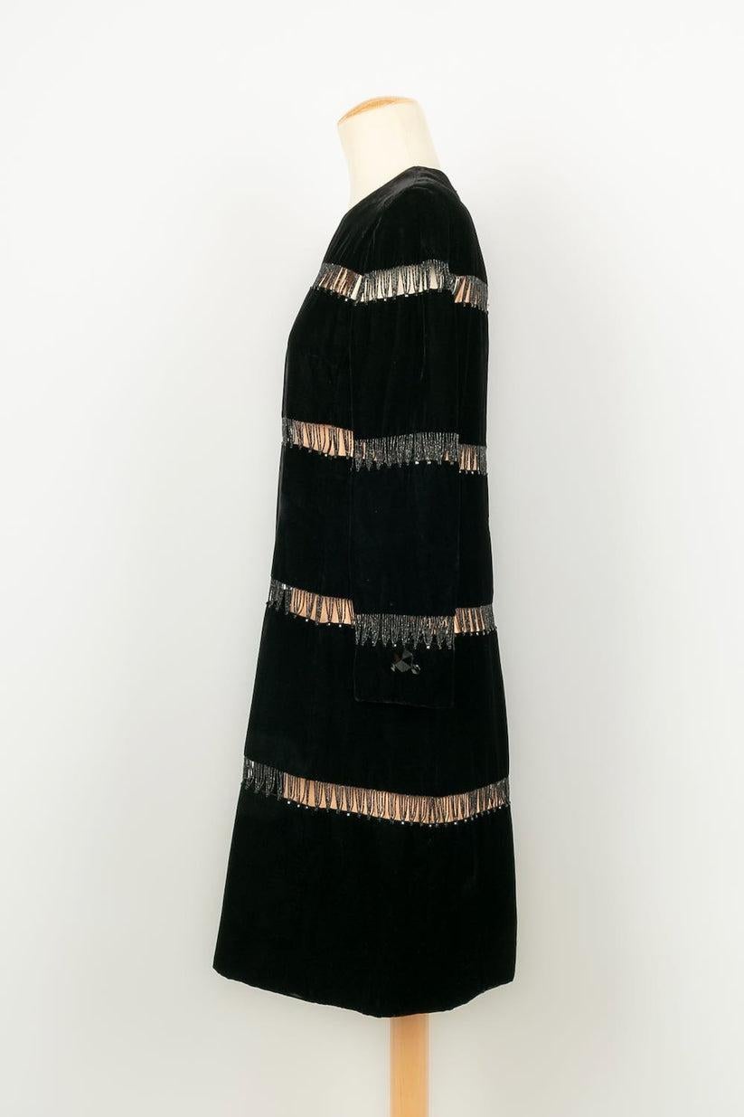 Guy Laroche - Haute Couture dress in black silk velvet, pearls and strass. Silk crepe lining. No size label or composition, it fits a 36FR.

Additional information:
Dimensions: Shoulder width: 41 cm, Chest: 43 cm, Sleeve length: 58 cm, Length: 94