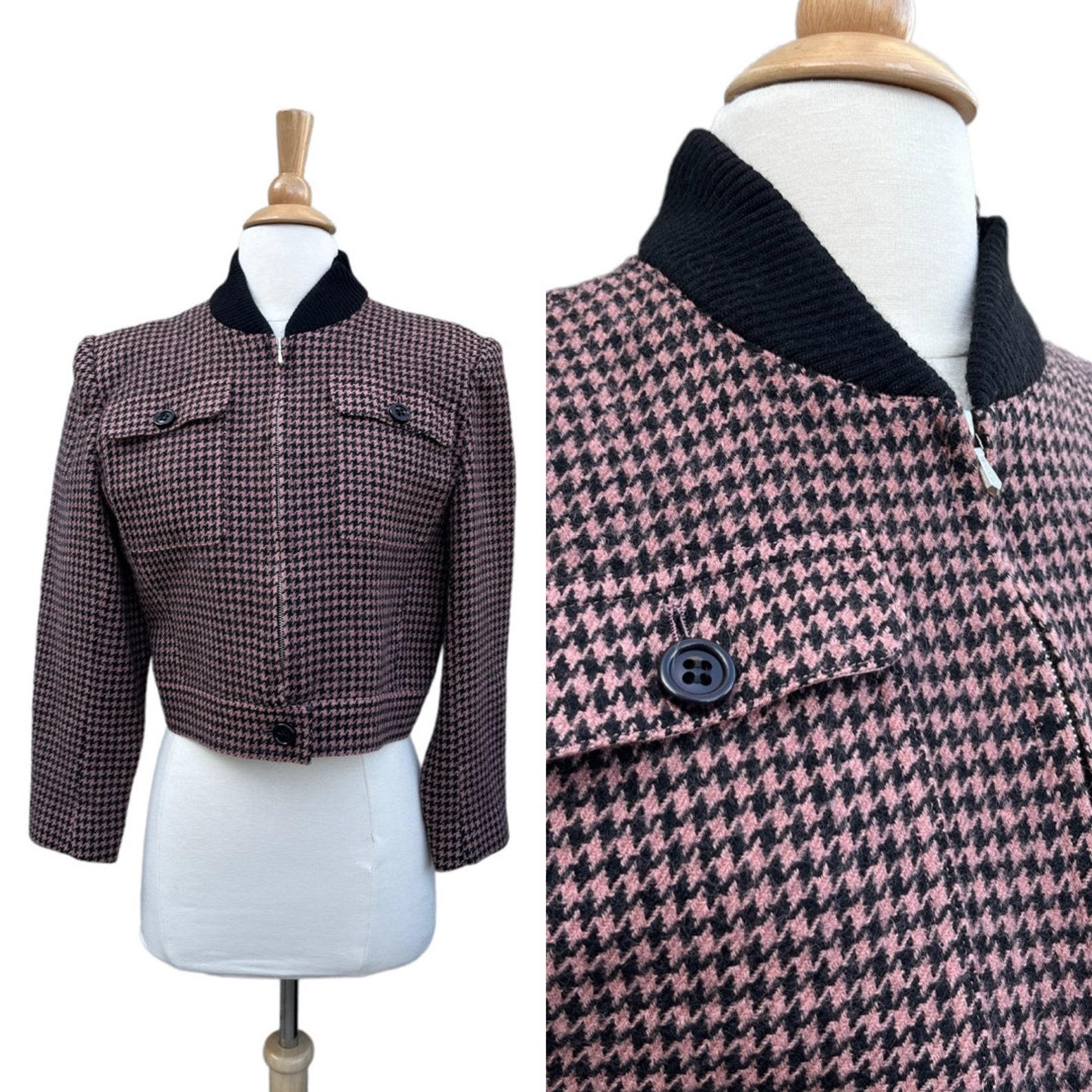 Vintage Guy Laroche bomber style jacket. cropped body. black rubbed collar. dusty rose or lilac and black houndstooth. two chest pockets. small built in shoulder pads. silver metal zip closure + button at hem. jacket is lined. dry cleaned.

Circa