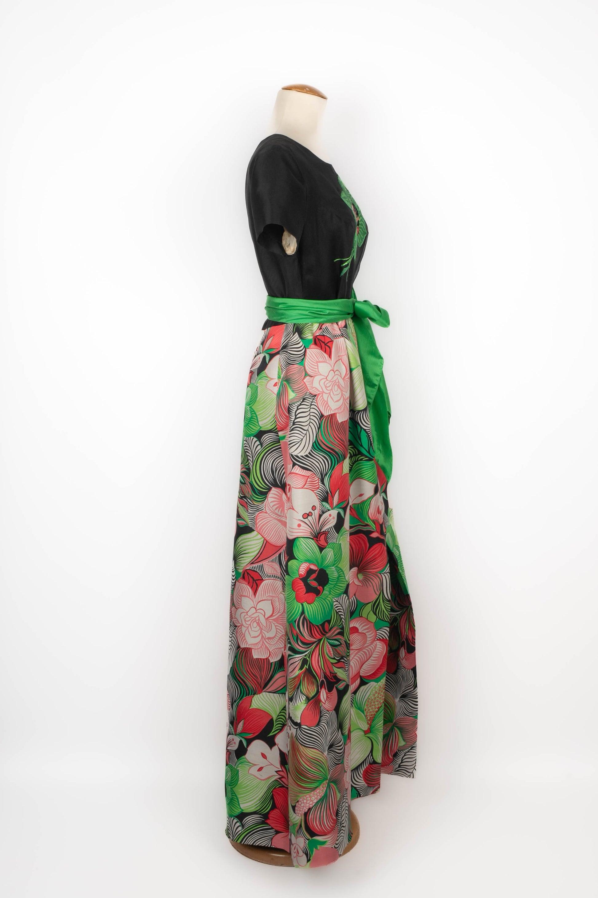 Guy Laroche  - (Made in France) Long black silk dress with a flower printed skirt, a bodice embroidered with a flower, and a green wild silk belt. No size indicated, it fits a 38FR.

Additional information:
Condition: Good condition
Dimensions: