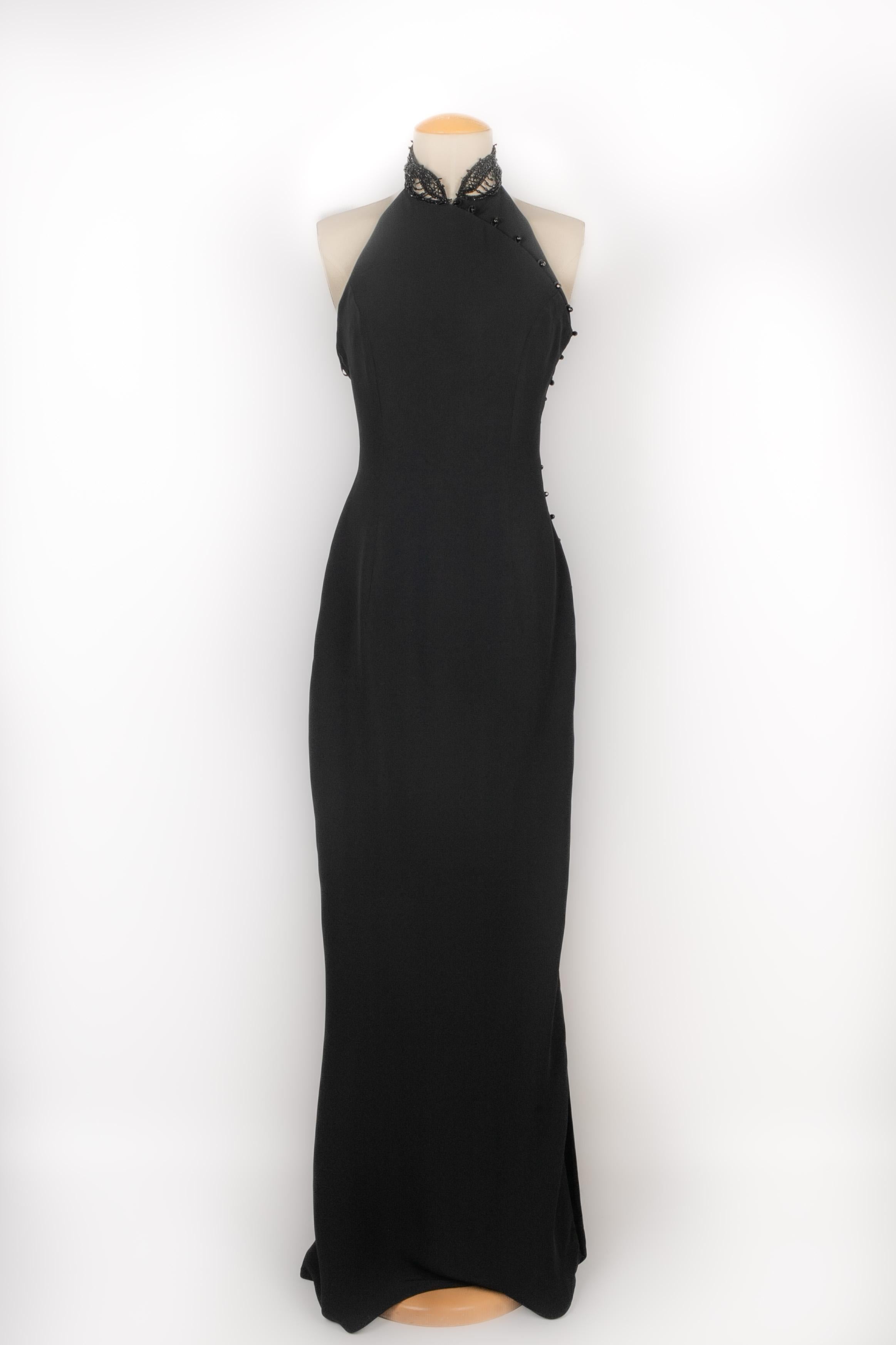 GUY LAROCHE - (Made in France) Long black dress, collar sewn with black pearls. Zipper fastening and a side button closure. Size 38FR.

Condition:
Very good condition

Dimensions:
Chest: 38 cm - Waist: 32 cm - Length from the chest: 160 cm

SKU:VR247