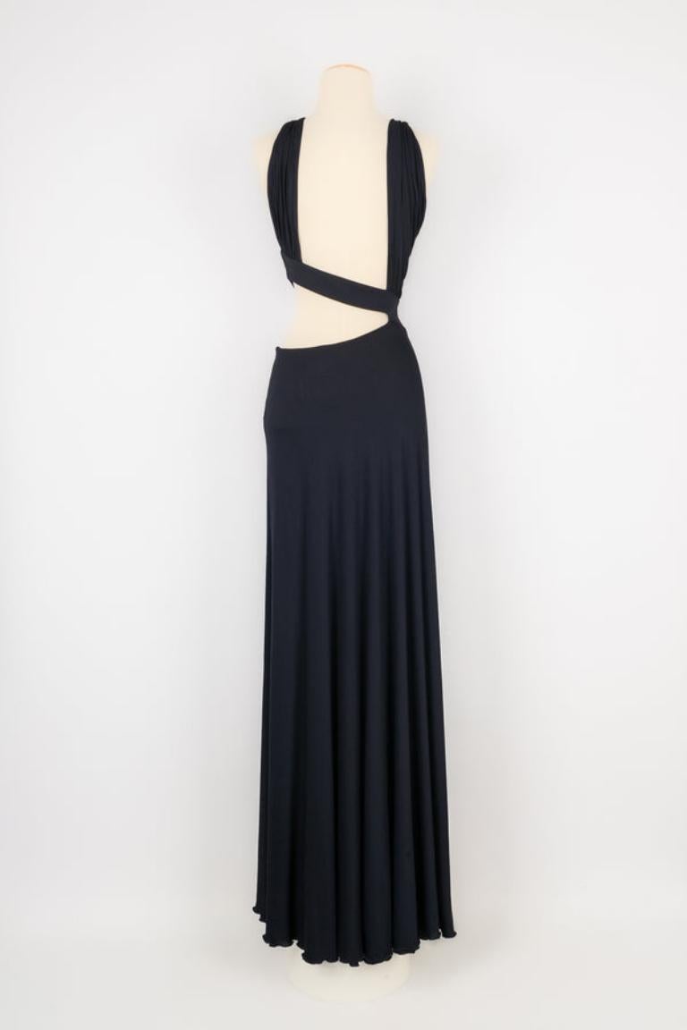 Guy Laroche - Vestido asimétrico de punto azul marino. Talla 38FR indicada. Colección primavera/verano 2007.

Más información: 
Estado: Buen estado
Dimensiones: Longitud: 160 cm
Periodo: Siglo XXI

Referencia del vendedor: VR465