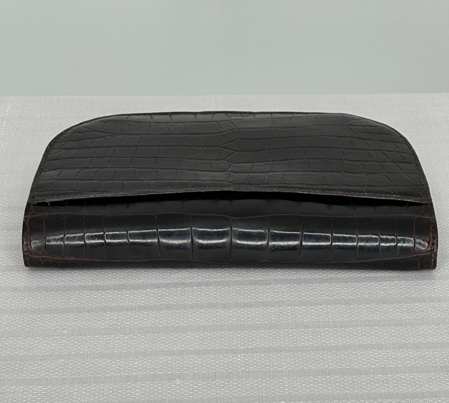 Bolso de hombro Guy Laroche Paris Cocodrilo glaseado marrón chocolate Herrajes dorados en Bueno estado para la venta en West Palm Beach, FL