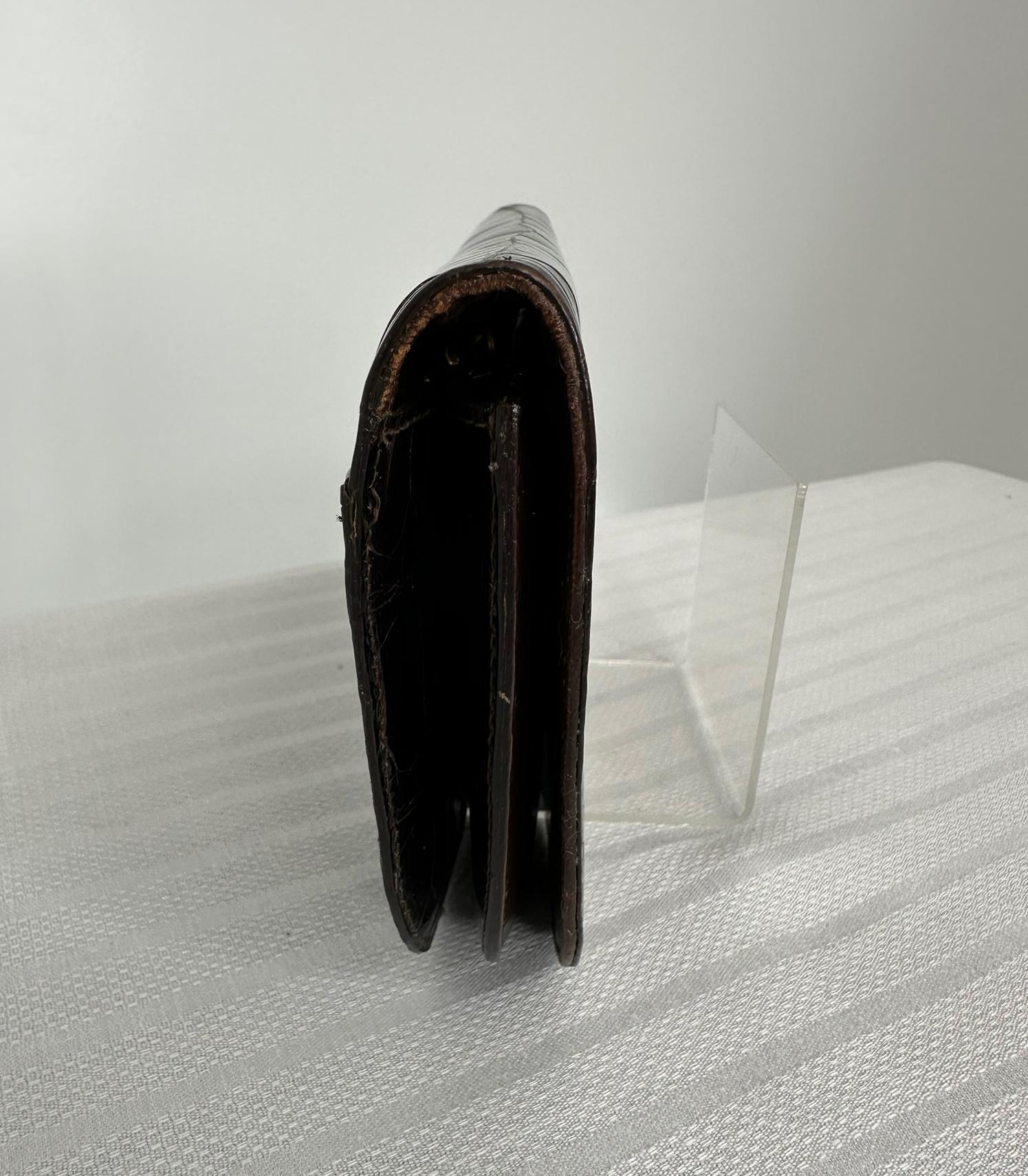 Bolso de hombro Guy Laroche Paris Cocodrilo glaseado marrón chocolate Herrajes dorados en venta 2