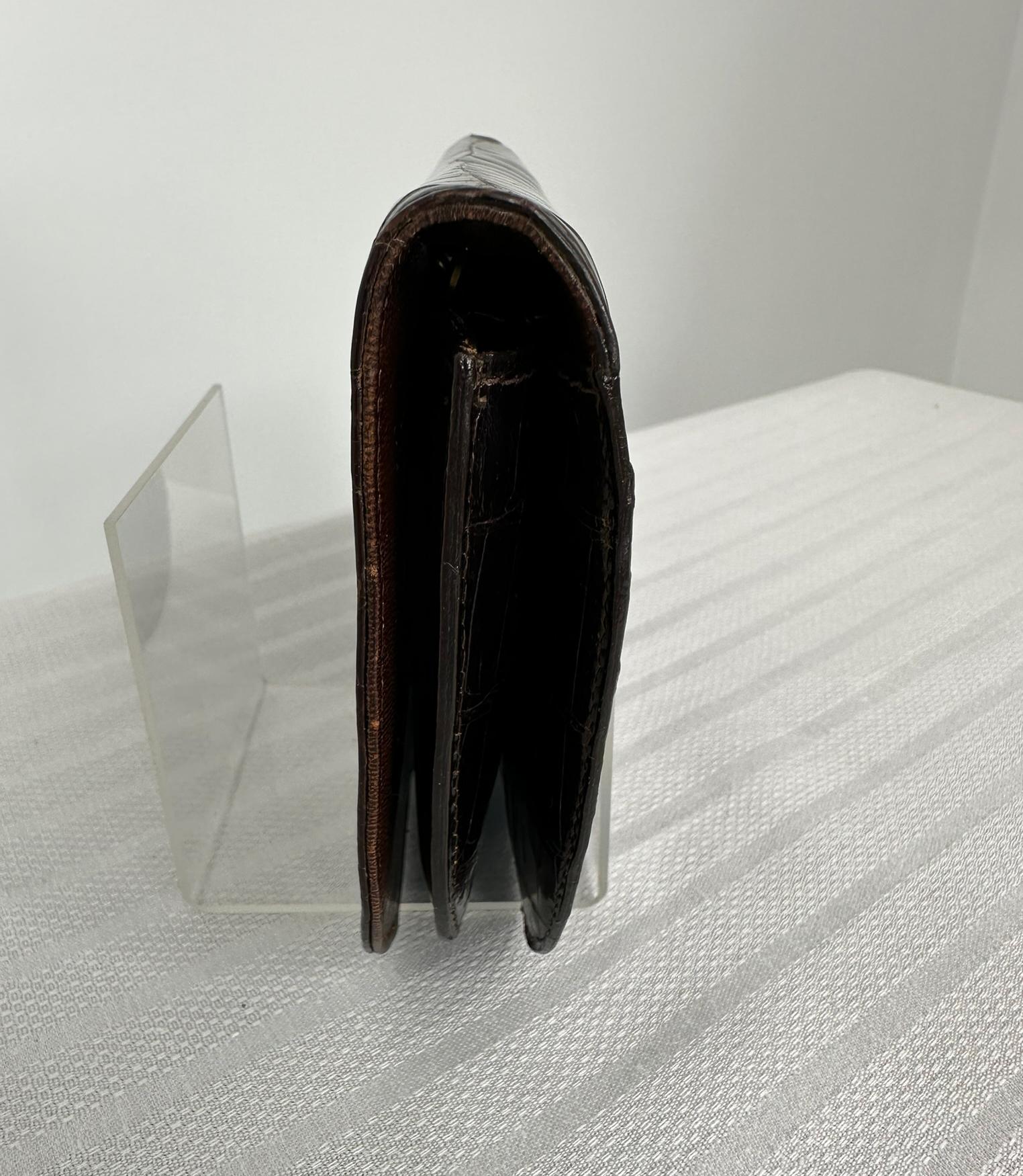 Bolso de hombro Guy Laroche Paris Cocodrilo glaseado marrón chocolate Herrajes dorados en venta 3