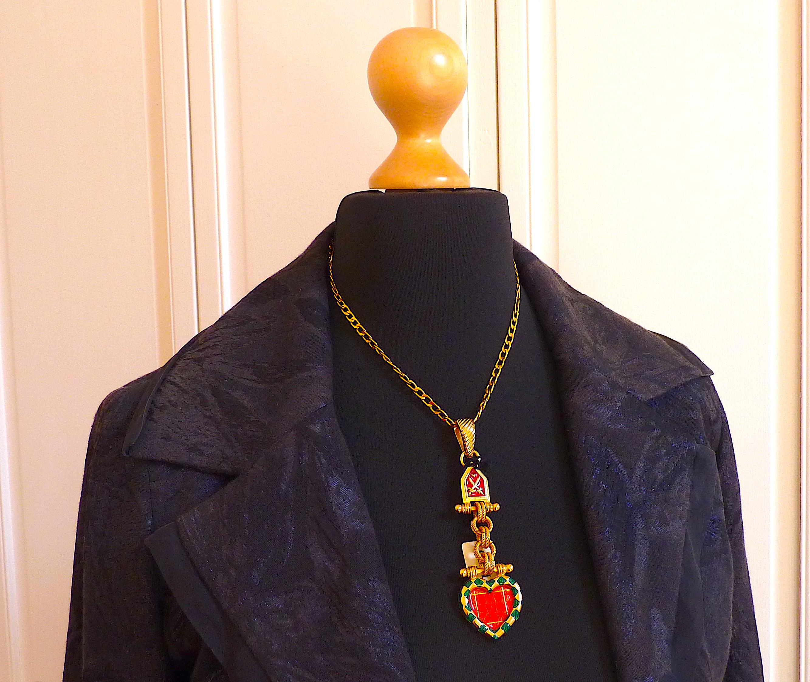 GUY LAROCHE PARIS Collier pendentif cœur émaillé des années 1980 Neuf - En vente à CHAMPEAUX-SUR-SARTHE, FR