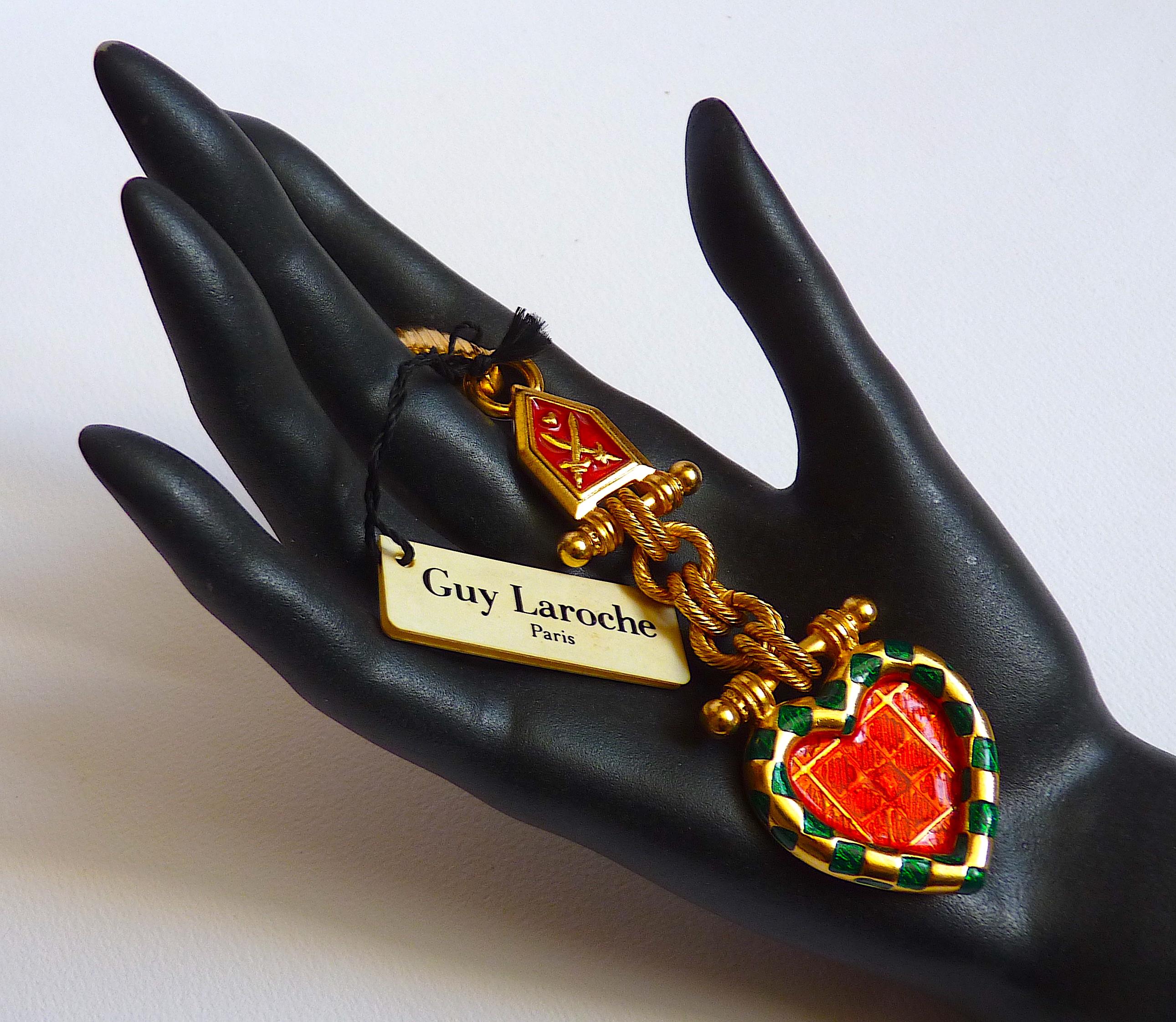 GUY LAROCHE PARIS Collier pendentif cœur émaillé des années 1980 Pour femmes en vente