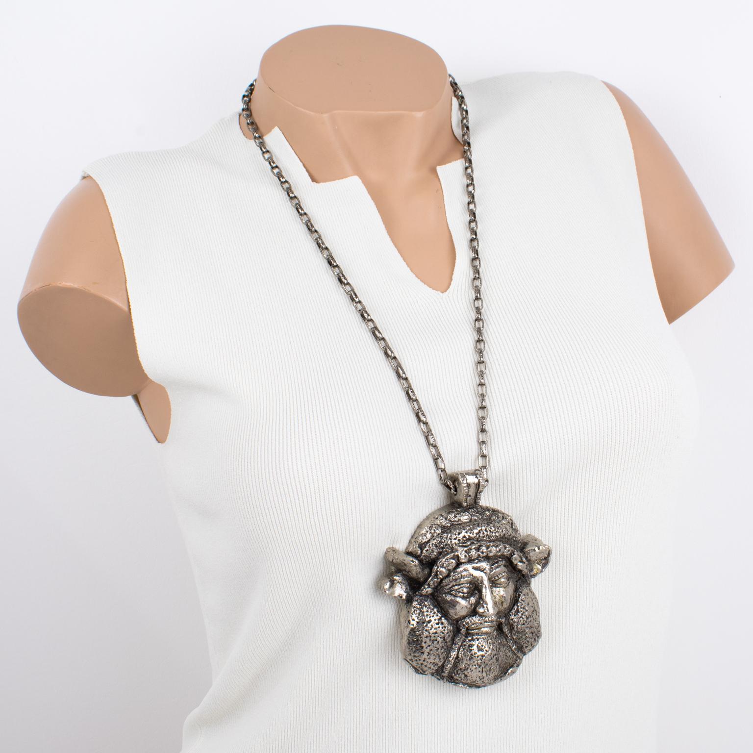 Collana con medaglione di Dio vichingo in resina argentata di Guy Laroche Paris In condizioni ottime in vendita a Atlanta, GA