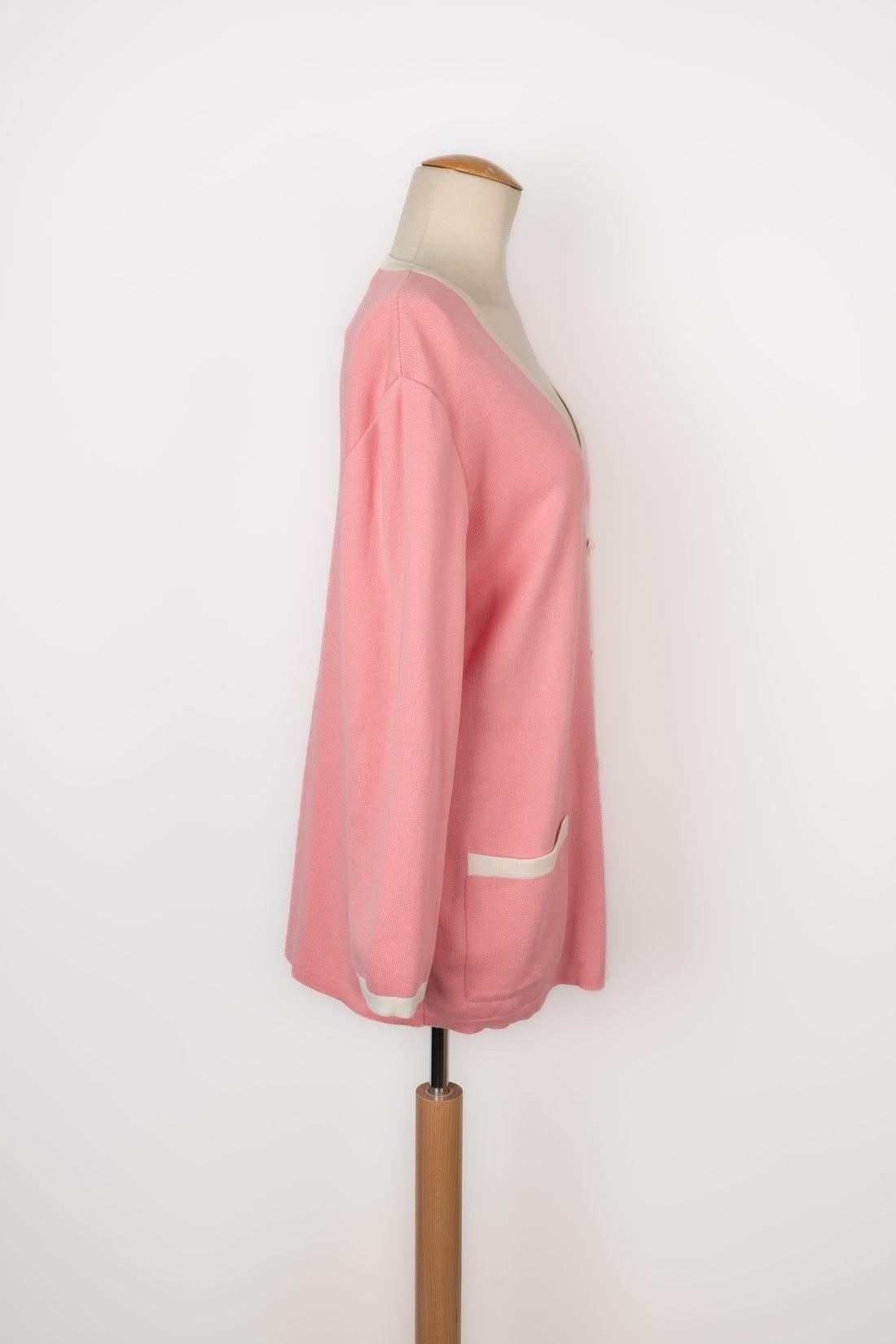 Guy Laroche - (Made in Italy) Cardigan in cotone rosa e bianco con bottoni in resina e metallo dorato. La taglia 3 indicata corrisponde a una 42FR/44FR.

Informazioni aggiuntive:
Condizioni: Ottime condizioni
Dimensioni: Larghezza spalle: 50 cm -