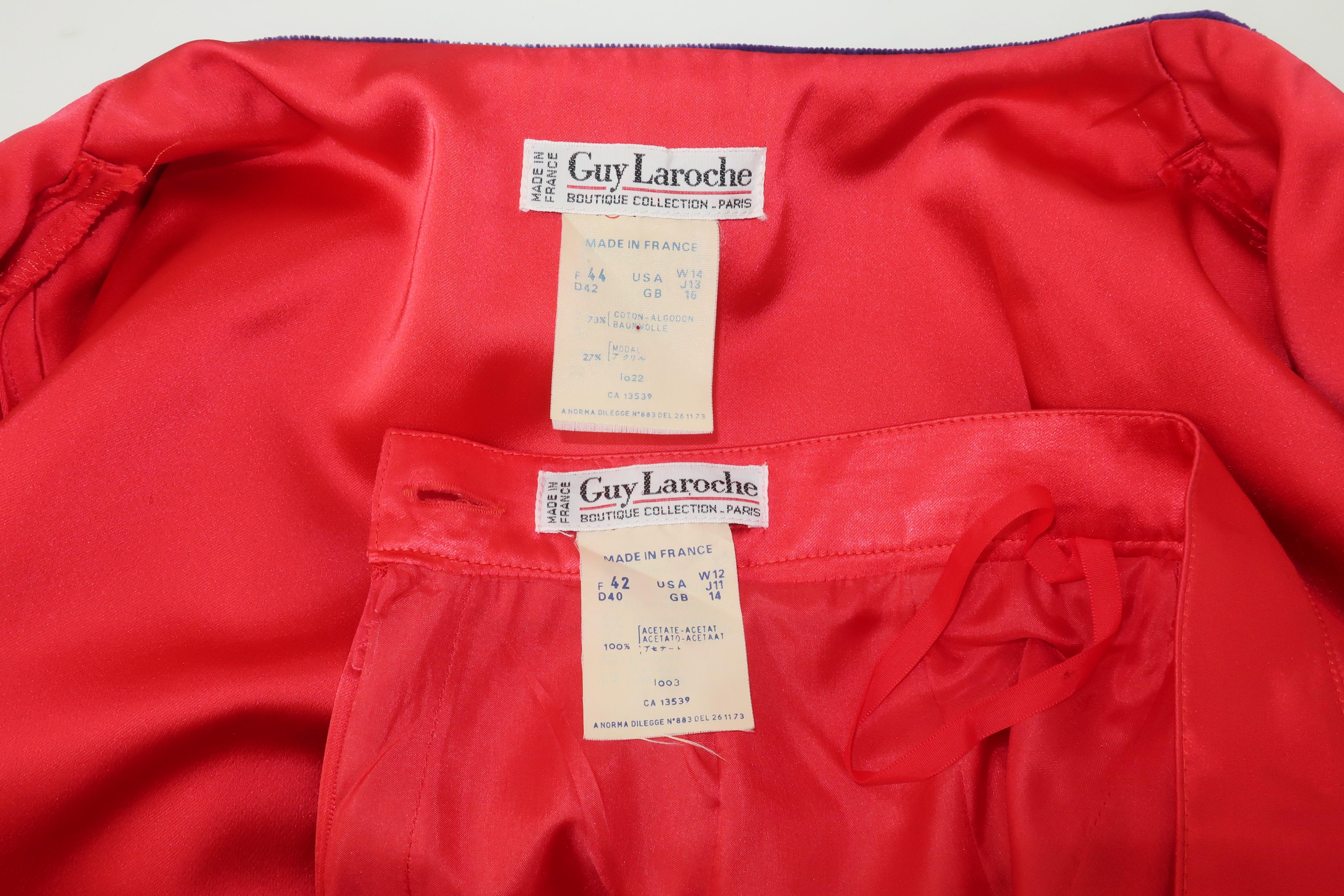 Guy Laroche Traje de noche de terciopelo morado y satén rojo, Años 80 9