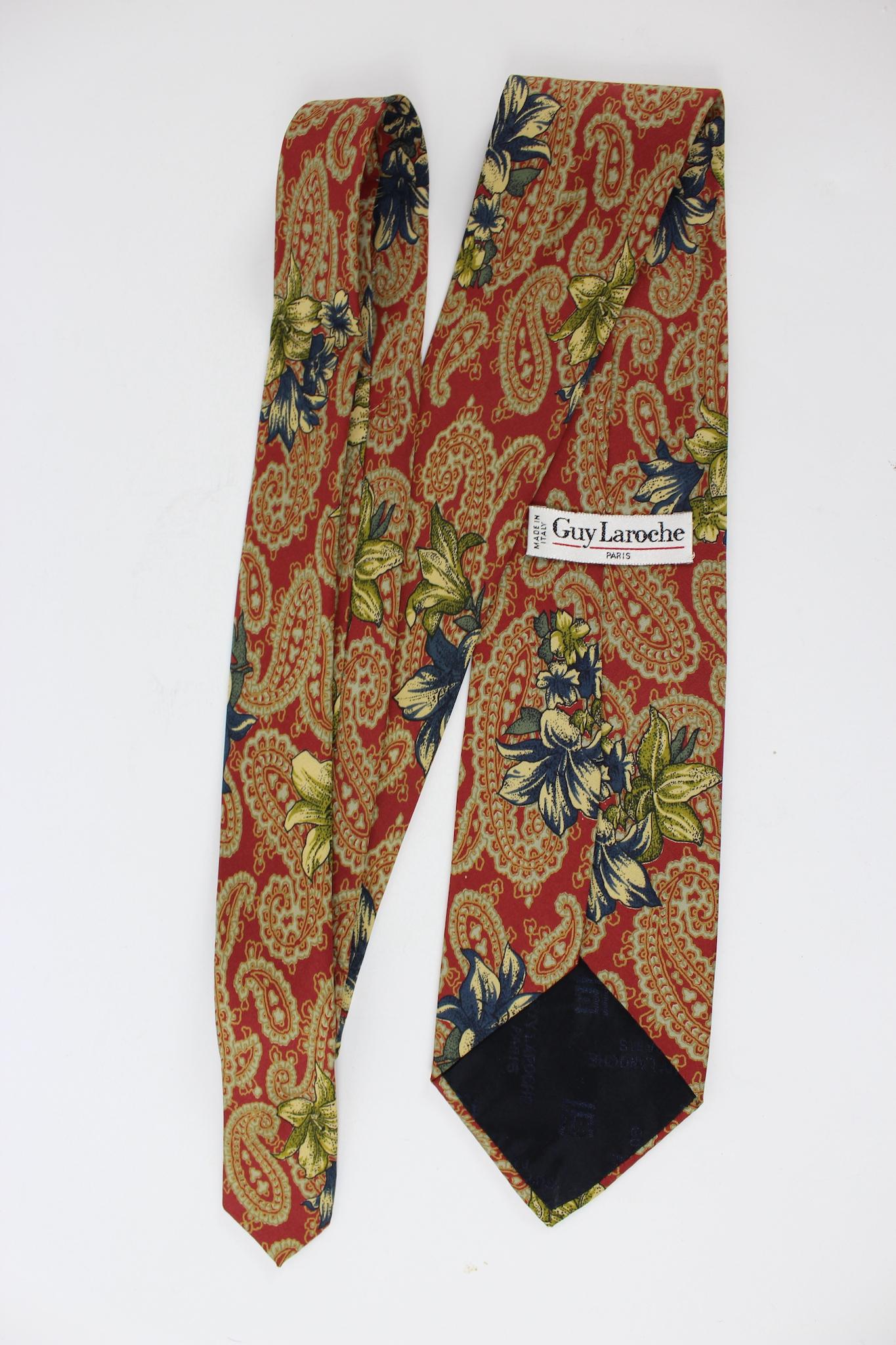 Cravate florale vintage des années 80 Guy Laroche. Couleur rouge, beige et bleu avec des motifs paisley et floraux. 100% soie. Fabriquées en Italie.

Longueur : 150 cm
Longueur : 9 cm
