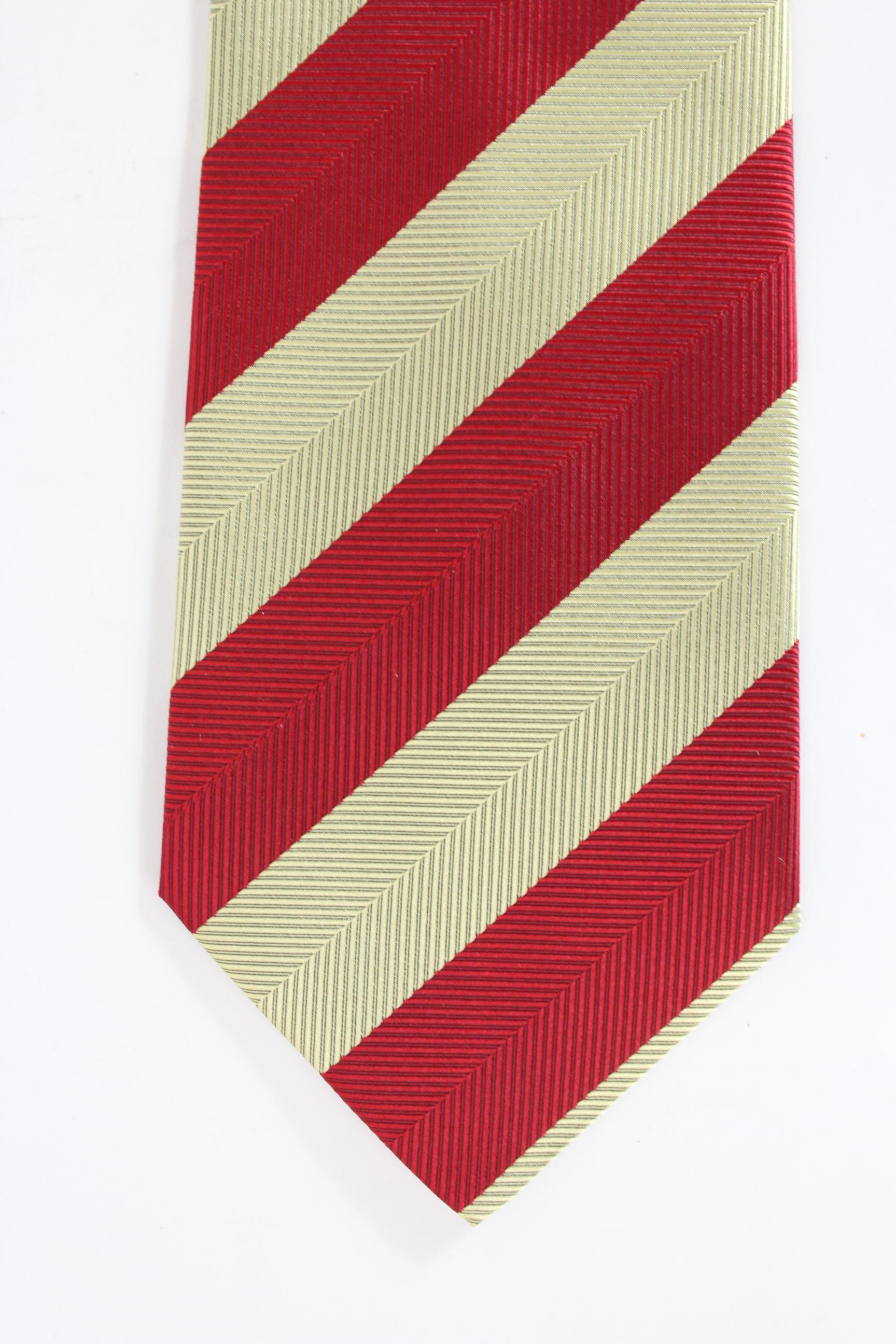 Guy Laroche elegant vintage tie 90s. Classic, regimental model, red and gold color, 100% silk. Made in Italy. New with tag.

Width: 10 cm

Length: 143 cm