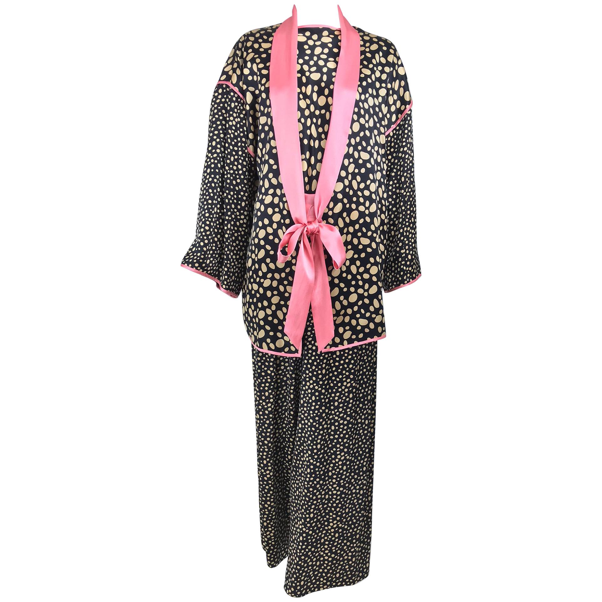 Conjunto de pijama de noche de seda Guy Laroche de color crema y lunares negros ribeteado en rosa Años 90