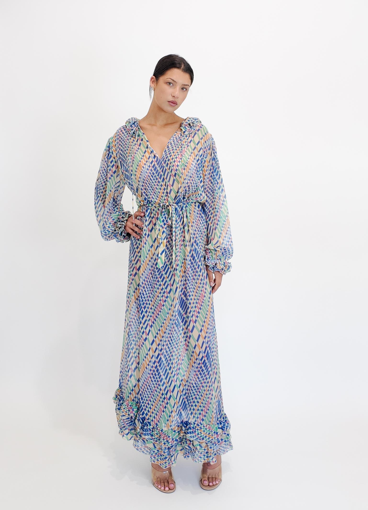 Élevez votre garde-robe avec cette robe longue en mousseline de soie Guy Laroche, dotée d'un imprimé géométrique fantaisiste qui apporte une touche sophistiquée au style de tous les jours. Conçue avec une ceinture et une cravate assorties, elle