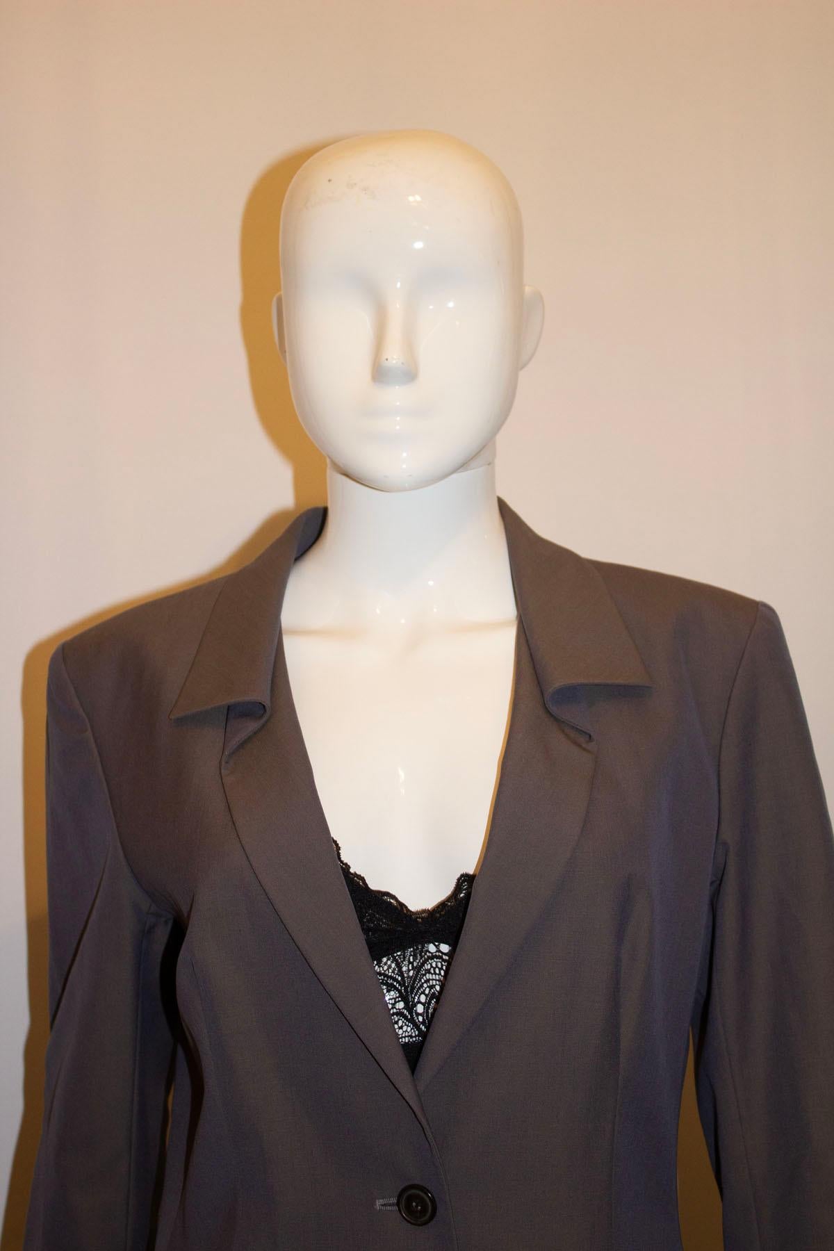 Guy Laroche Soft Grey Wool Blazer with interesting collar. In Good Condition For Sale In London, GB