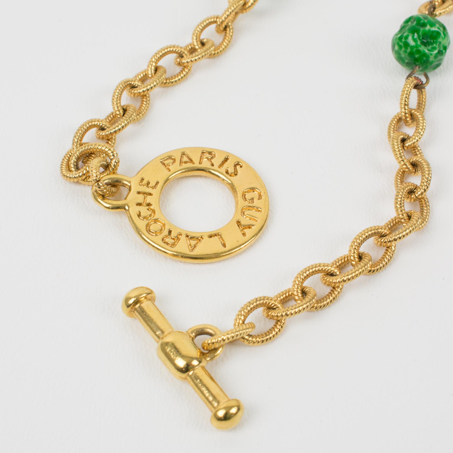 Guy Laroche Collier ras du cou en métal doré d'inspiration tribale avec perles en céramique verte en vente 1
