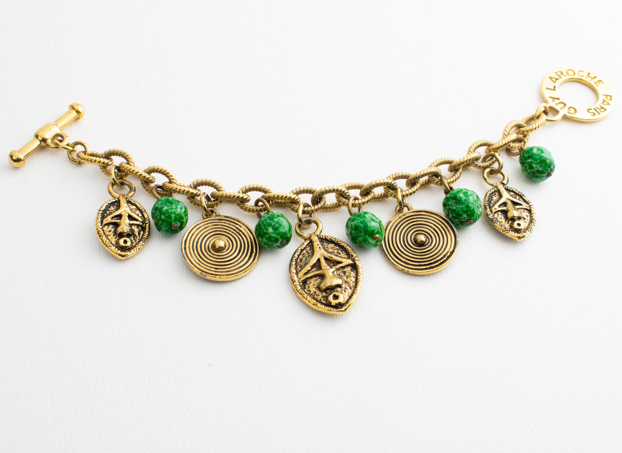 Guy Laroche Bracelet à maillons d'inspiration tribale avec breloques en céramique Bon état - En vente à Atlanta, GA