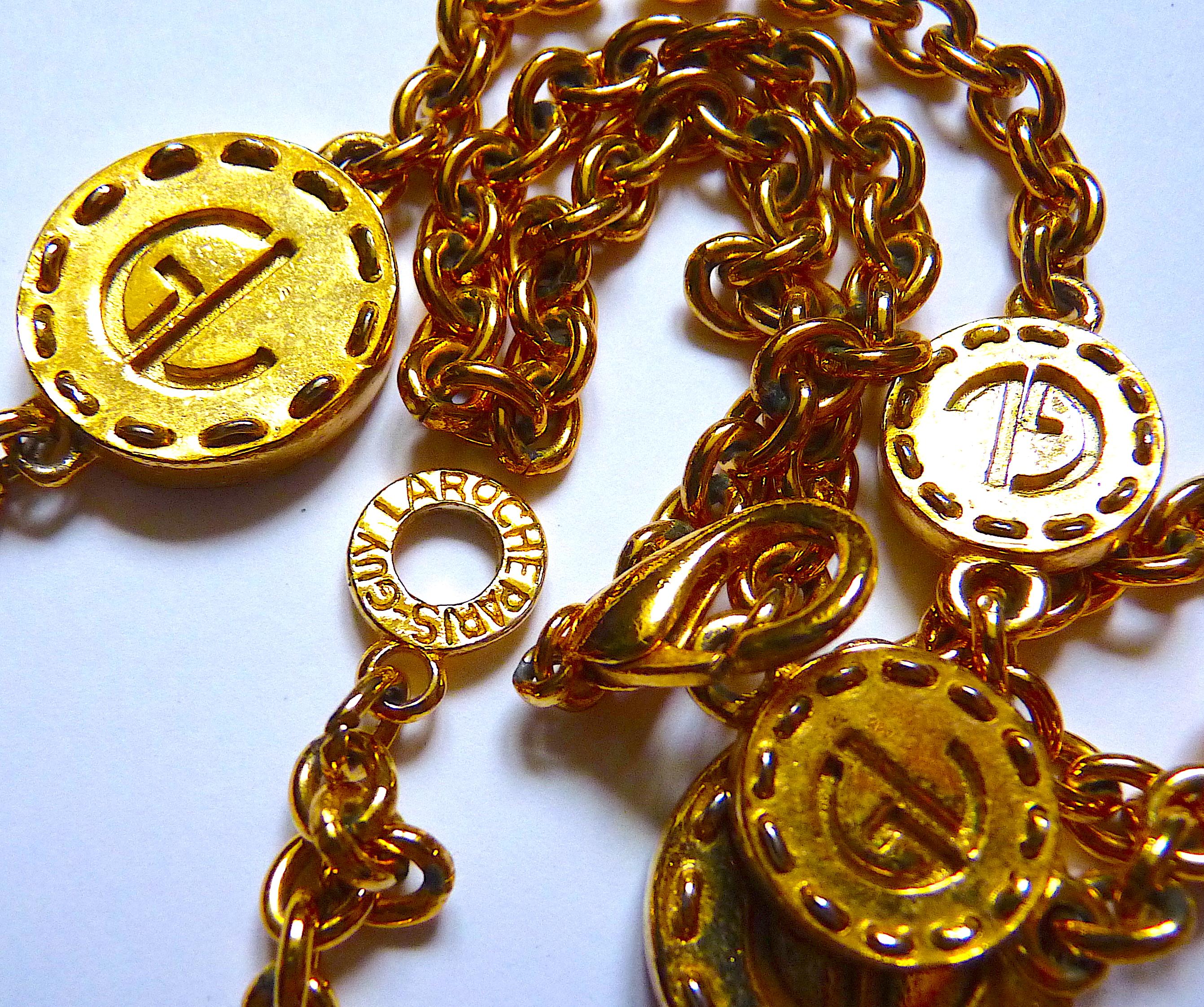 GUY LAROCHE Very Long Chain Necklace with Logo Medallions, Vintage 1990s In Excellent Condition For Sale In CHAMPEAUX-SUR-SARTHE, FR