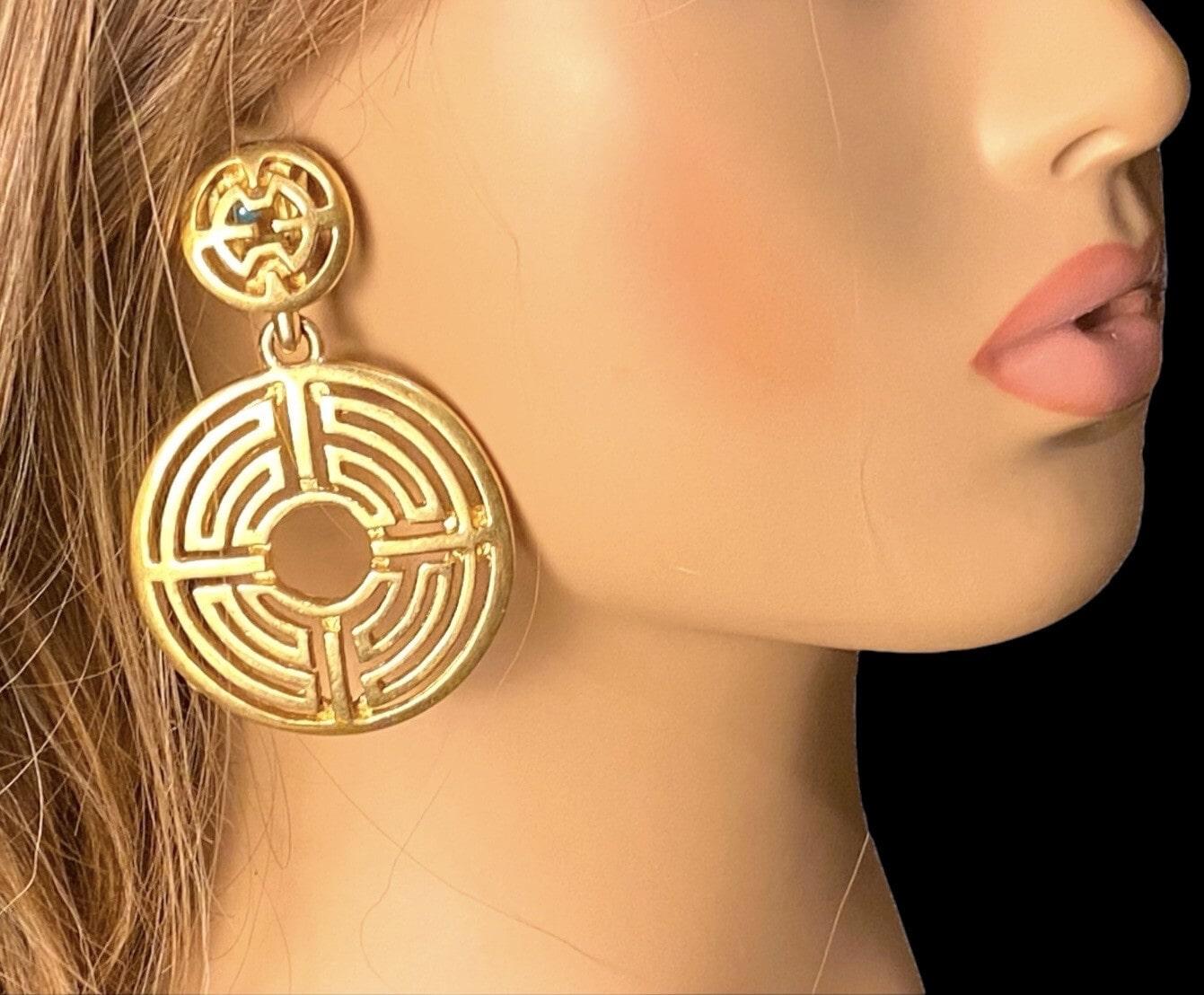 Magnificent vintage GUY LAROCHE dangling earrings. Iconic timeless, that's what we call a safe bet! You can't go wrong, they will be as good for day as for night, very feminine, they have a lot of style, they will bring a lot of personality to your