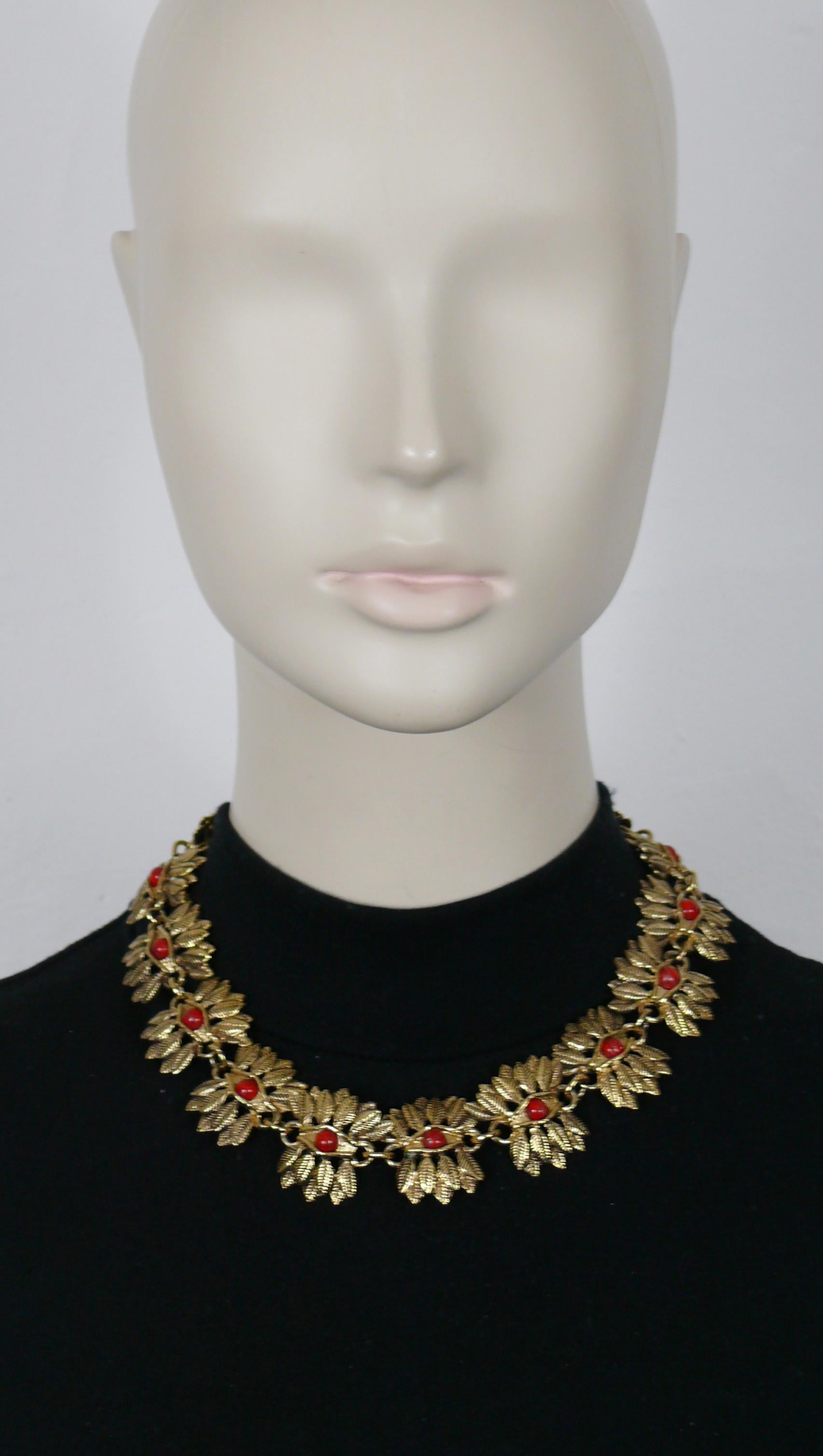 Collana a maglie in oro anticato di Guy Laroche con piume e occhi impreziositi da cabochon in vetro rosso marmorizzato.

Chiusura con barra a T e alamari.

Goffrato GUY LAROCHE Paris.

Misure indicative: lunghezza circa 44,5 cm (17,52 pollici) /