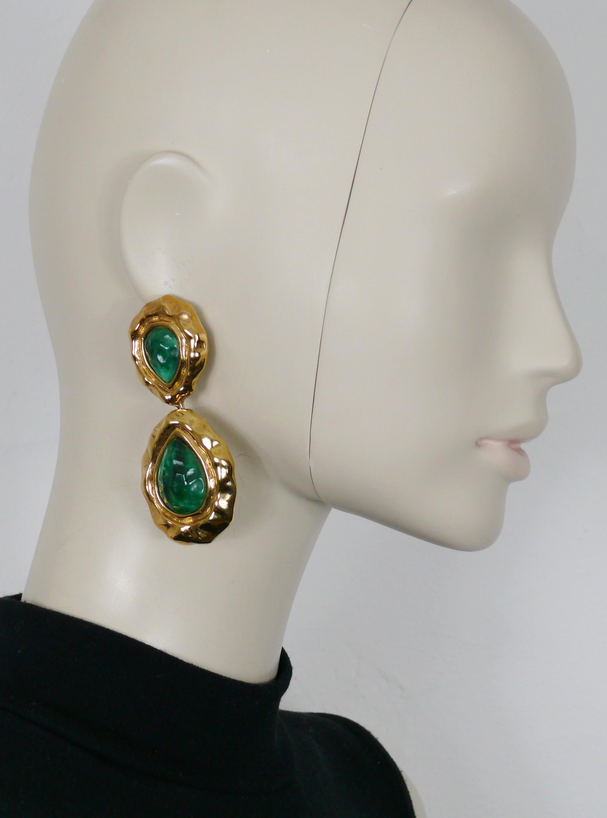 GUY LAROCHE vintage gold tone dangling earrings (clip-on) featuring two marbled green glass cabochons.

Embossed GL.

Indicative measurements : height approx. 8.2 cm (3.23 inches) / max width approx. 3.4 cm (1.34 inches).

Weight per earring :