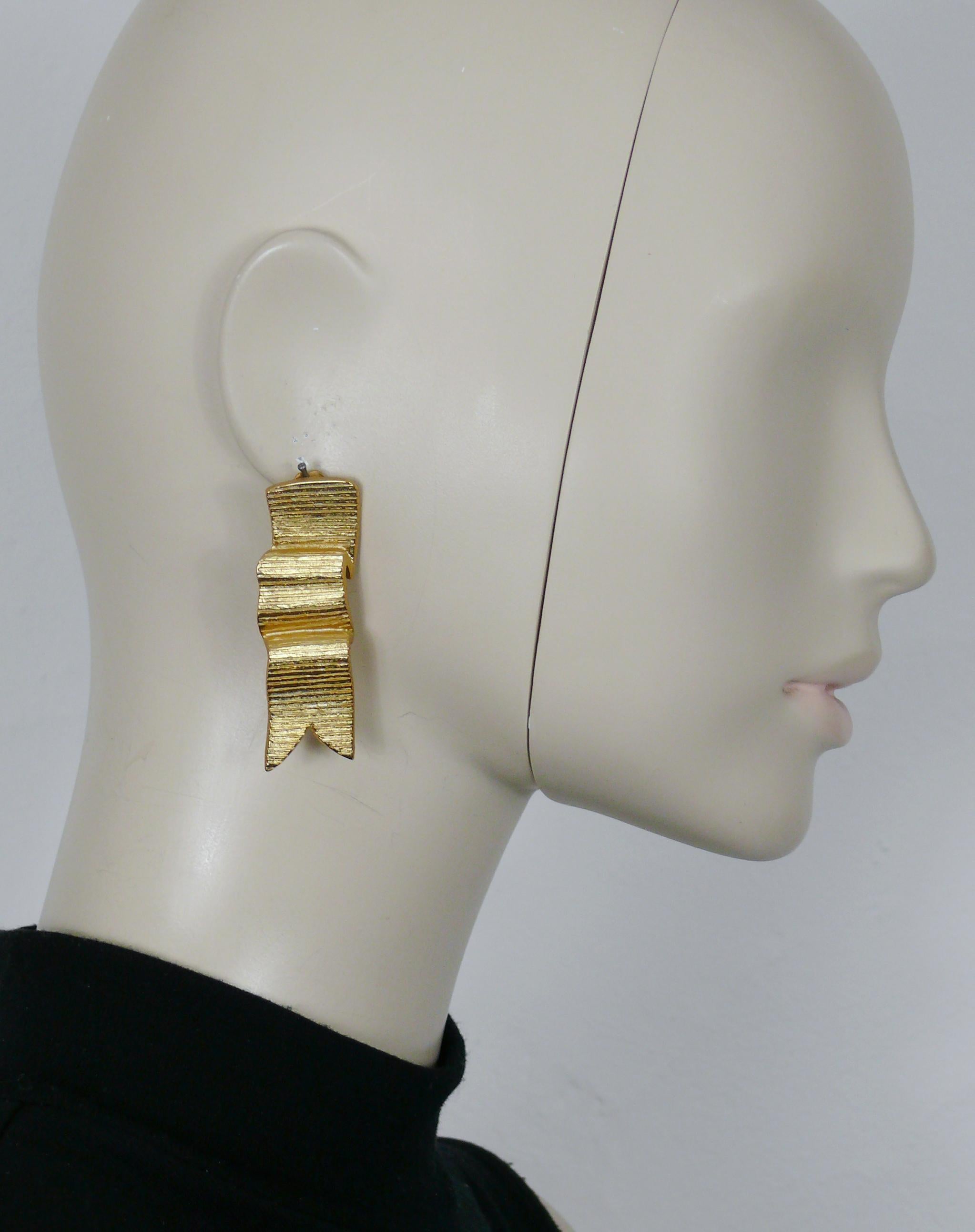 GUY LAROCHE vintage gold tone ribbed textured ribbon clip-on earrings.

Embossed GUY LAROCHE Paris.

Indicative measurements : height approx. 5.7 cm (2.24 inches) / max width approx. 1.8 cm (0.71 inch).

Weight per earring : approx. 14