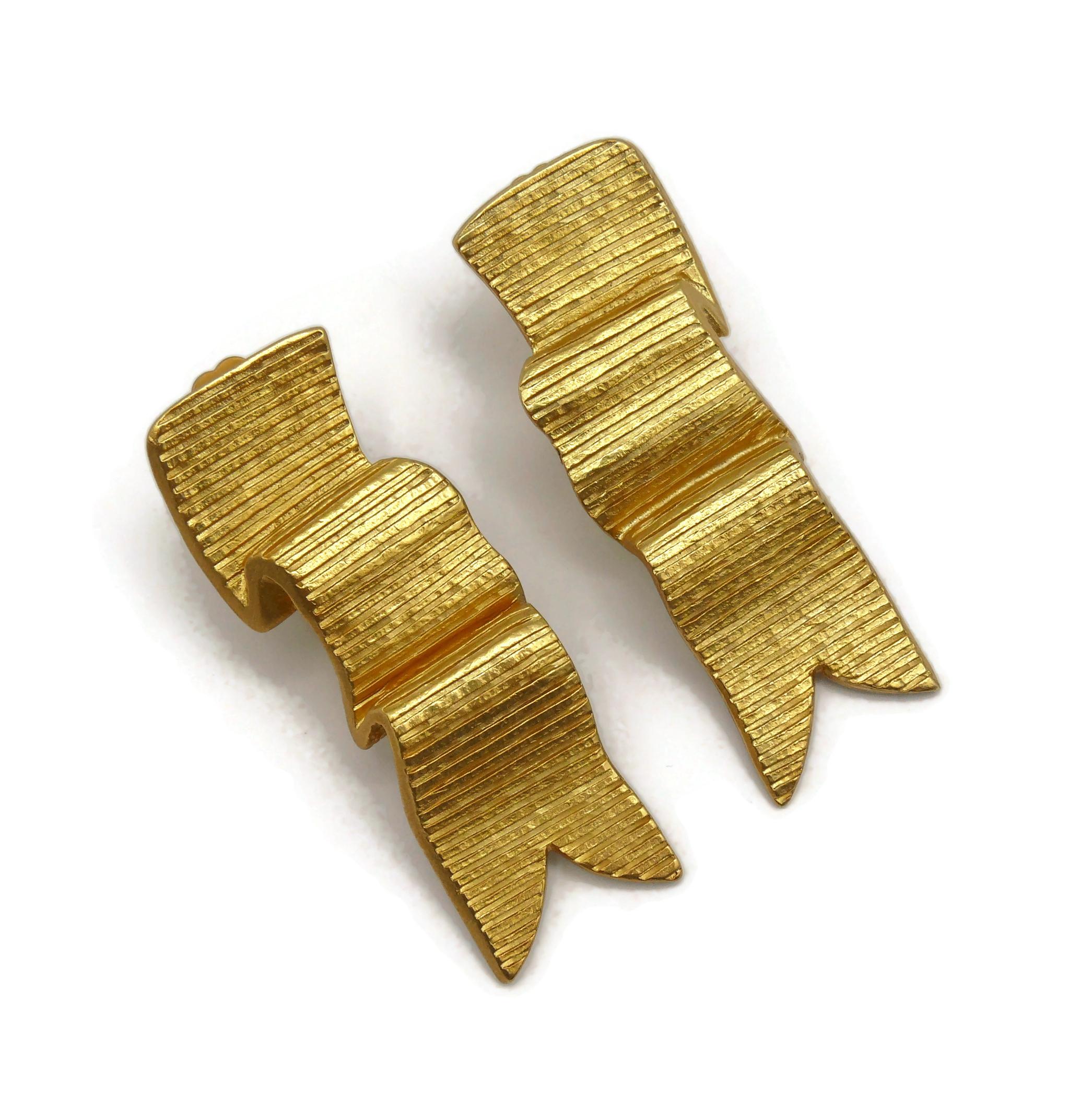 GUY LAROCHE Vintage Gold Tone Ribbon Clip-On Earrings In Excellent Condition For Sale In Nice, FR