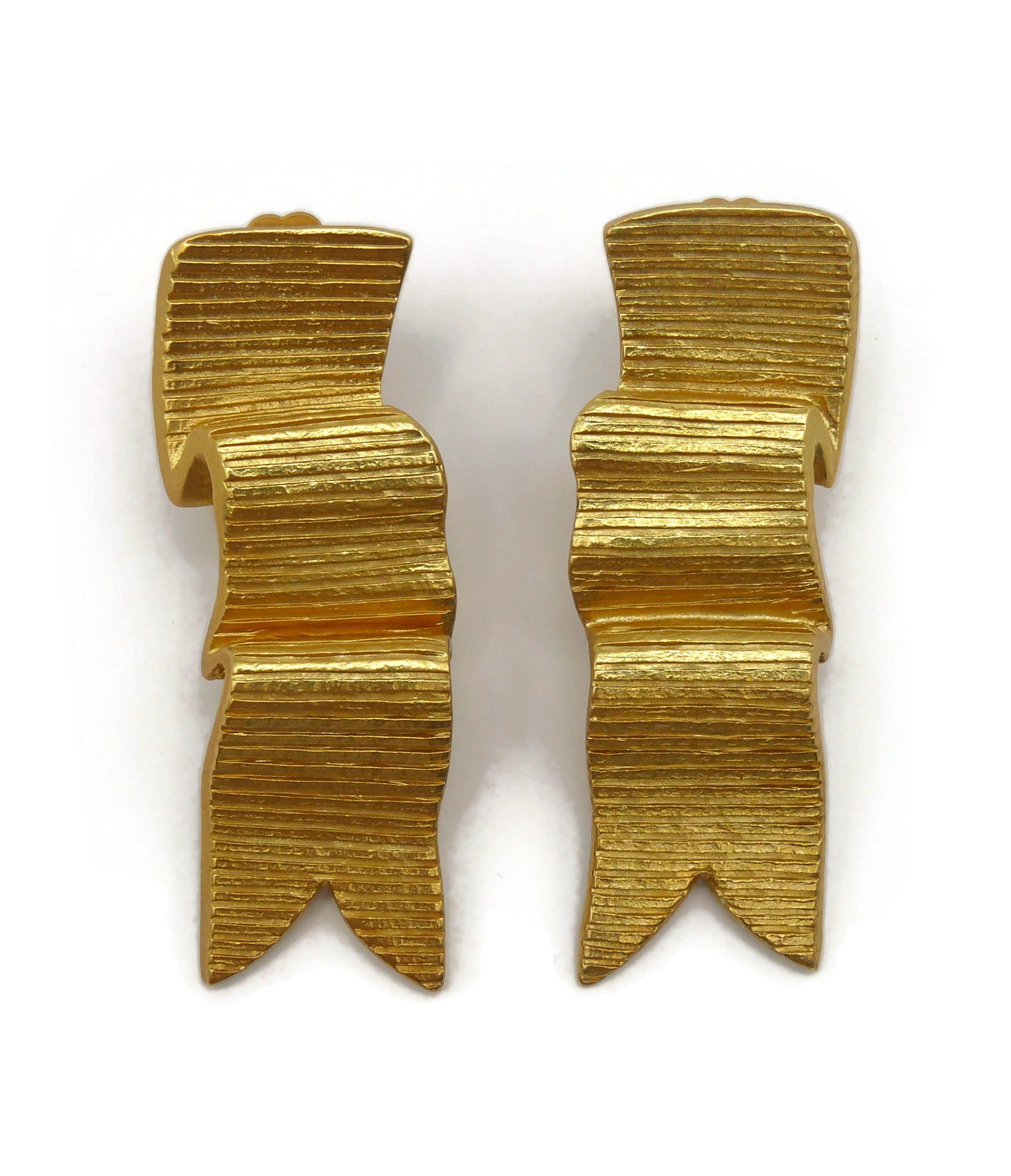 Women's GUY LAROCHE Vintage Gold Tone Ribbon Clip-On Earrings For Sale