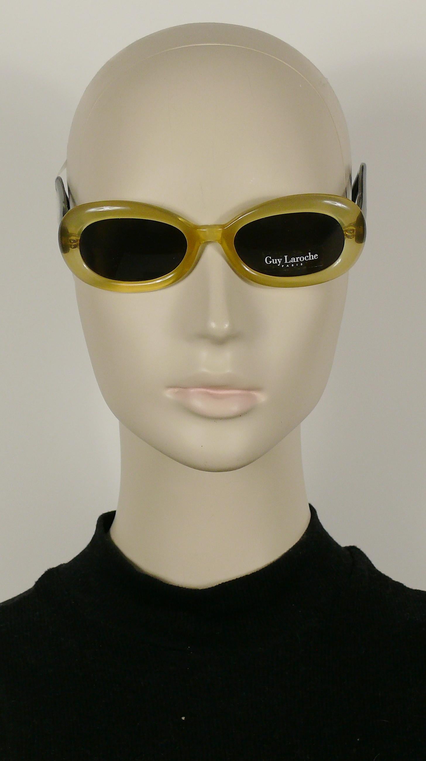 GUY LAROCHE vintage bicoulour JOYCE resin sunglasses.

Tinted lenses.

Marked GUY LAROCHE PARIS.
GL JOYCE 4820.
Hand made in France.
Embossed 1 Z (see last photo).

Indicative measurements : max. frame width approx. 13.7 cm (5.39 inches) / width