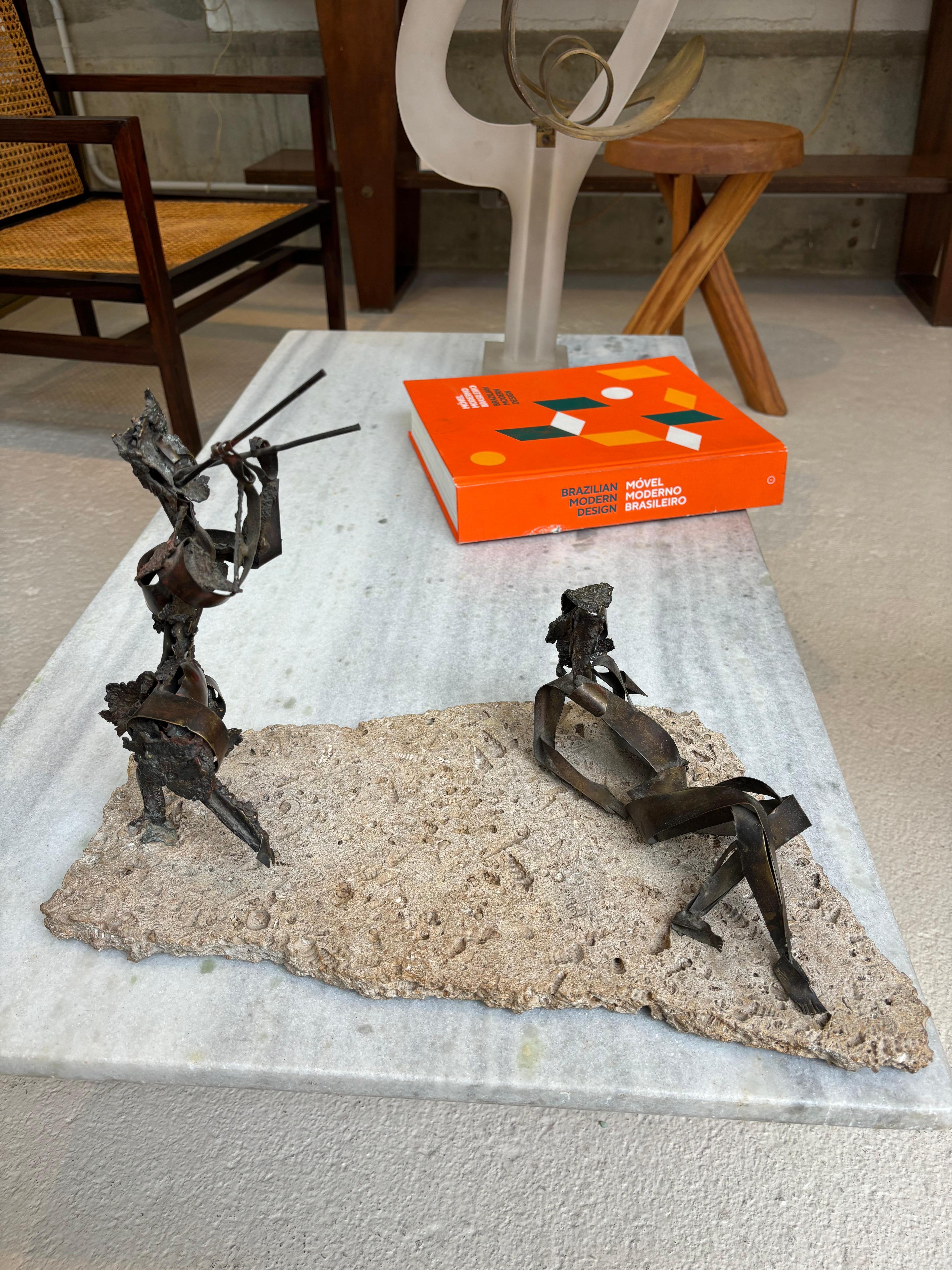 Splendida scultura di Guy Lartigue raffigurante una donna algida e un fauno danzante. 
Questa scultura appoggiata su uno zoccolo in legno è un progetto di Fontaine realizzato direttamente dall'artista. 