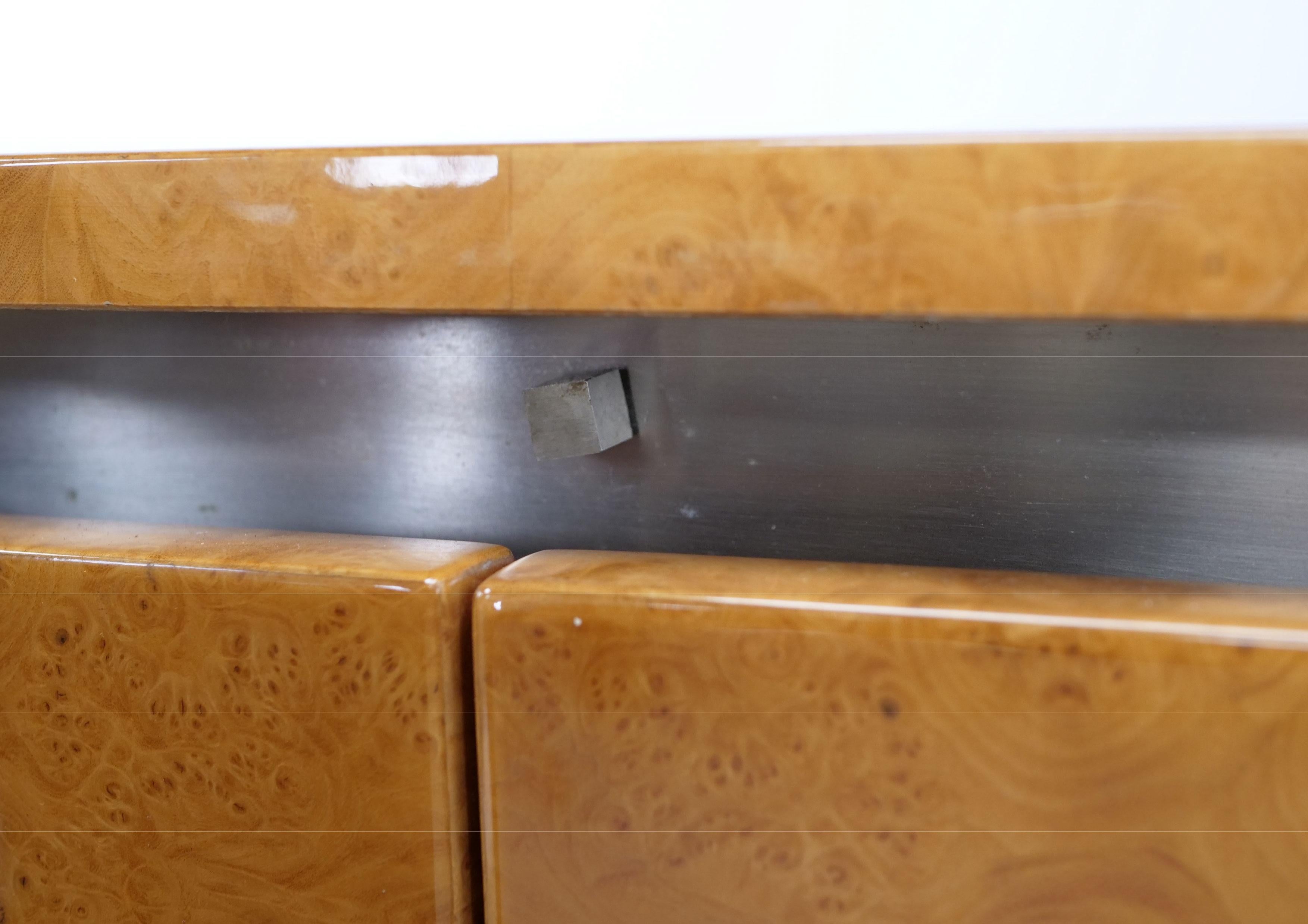 Großes Sideboard aus Ulmenholz und gebürstetem Stahl, Guy LEFEVRE für Maison Jansen im Zustand „Gut“ im Angebot in Saint-Ouen, FR