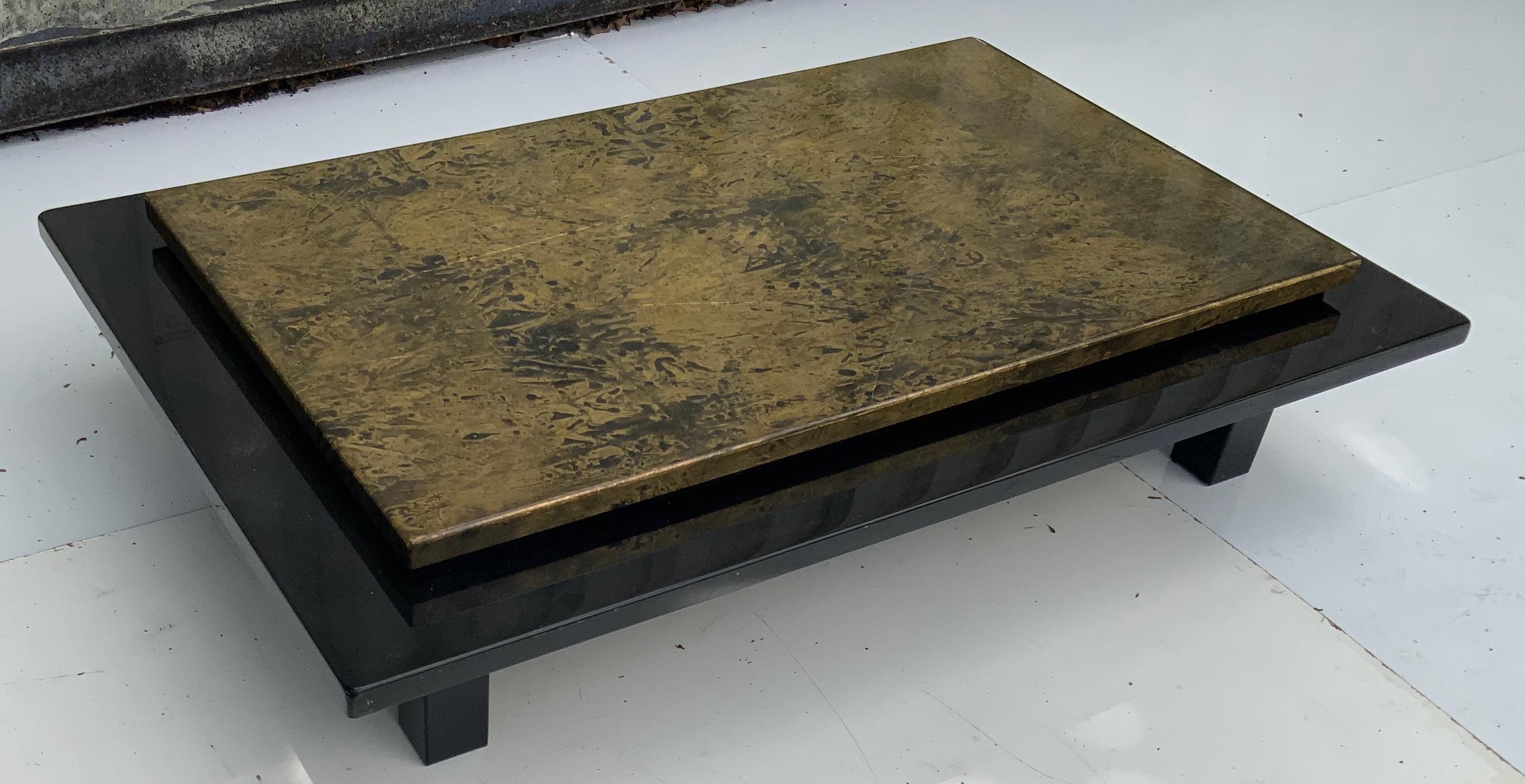Mid-Century Modern Table basse française en laque noire et or Guy Lefevre en vente