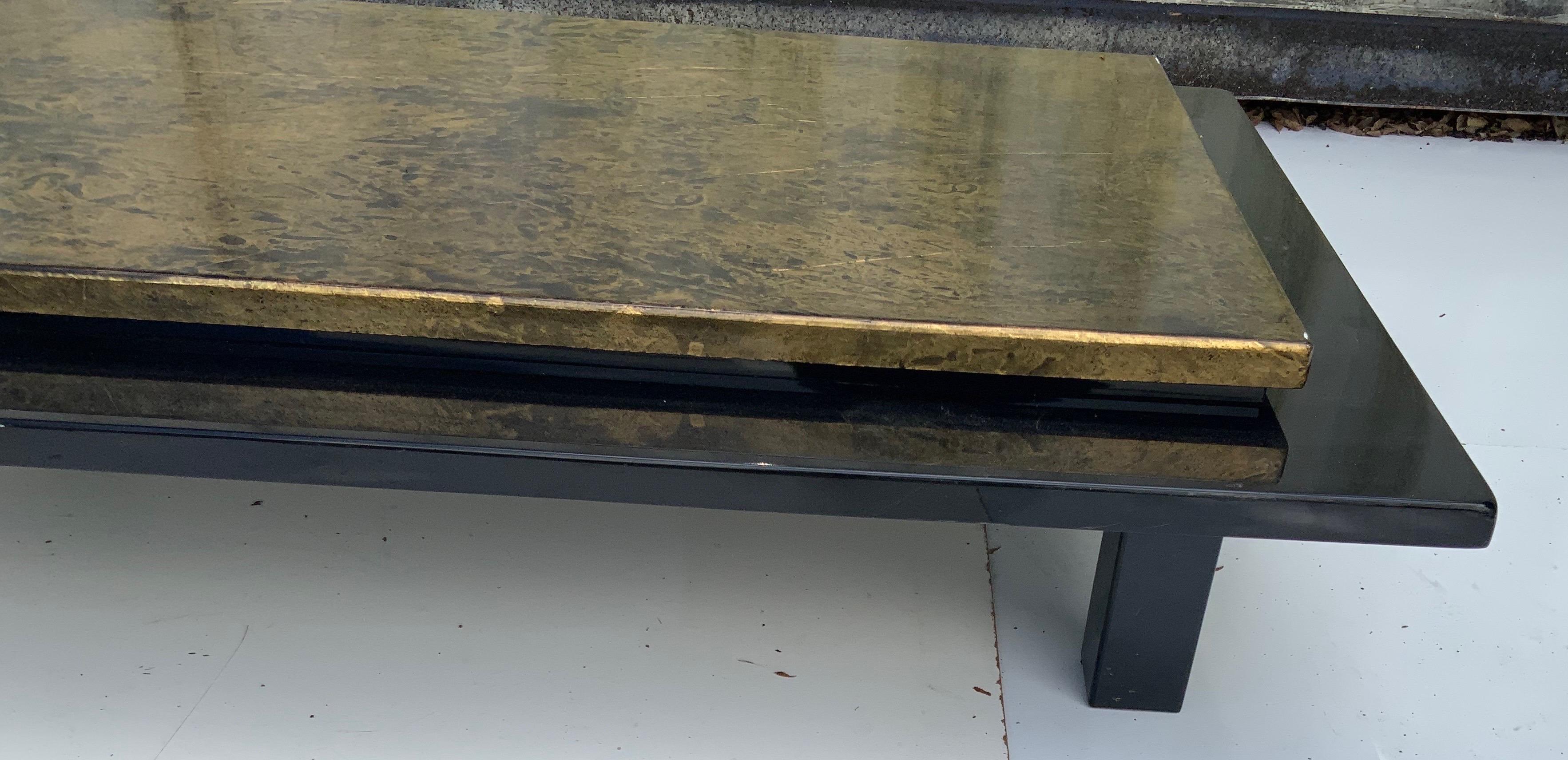 Table basse française en laque noire et or Guy Lefevre État moyen - En vente à Miami, FL